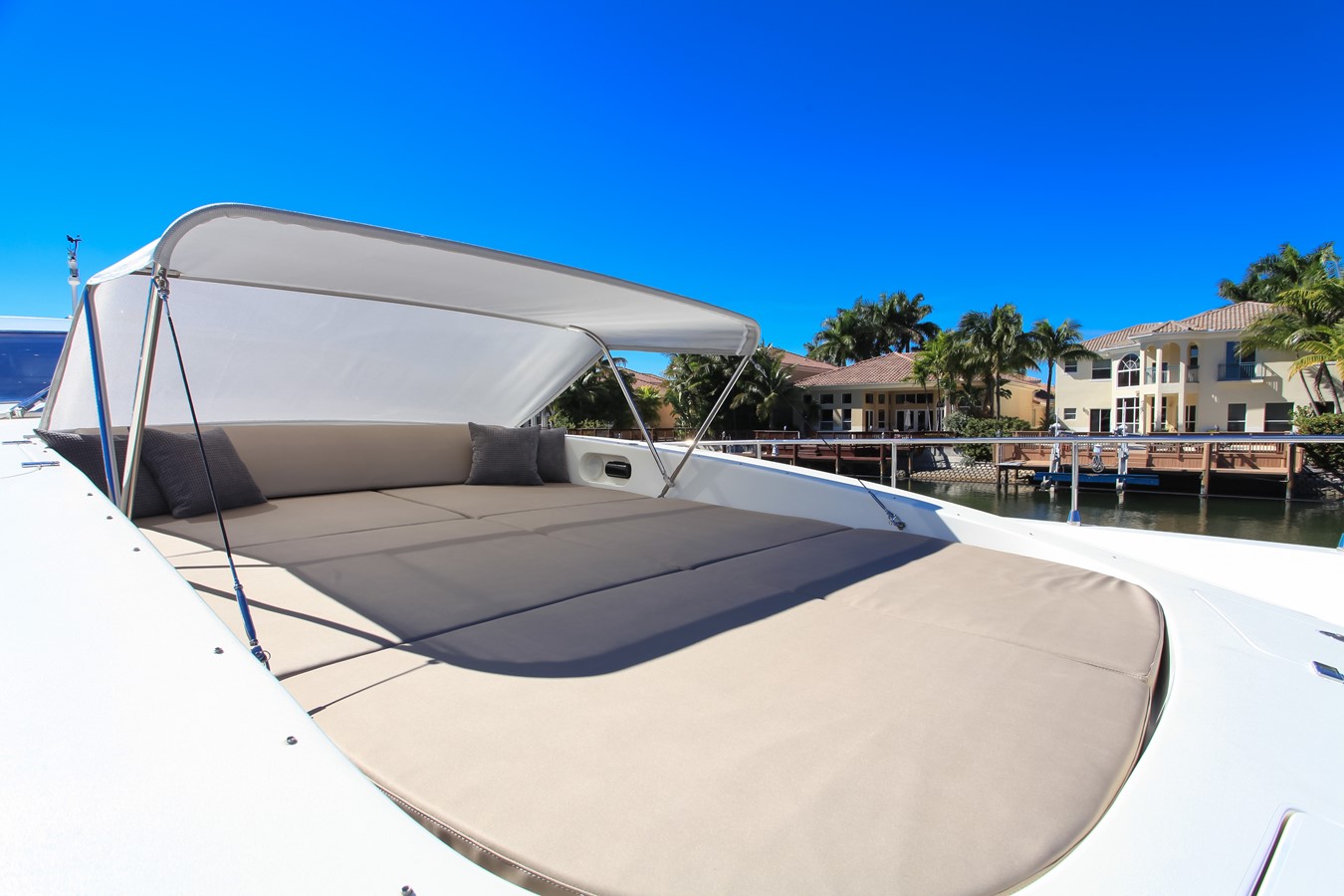Зона для загорания на носу/Bow sunbathing area