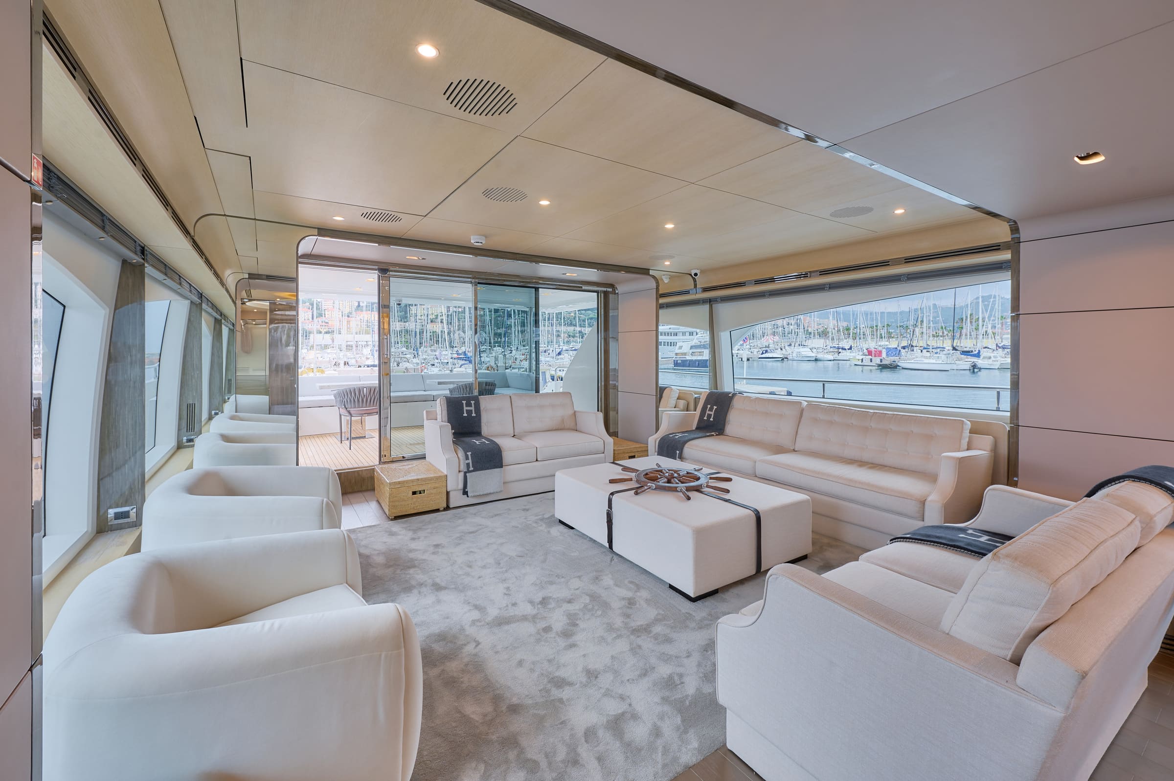 Зона отдыха в главном салоне/Main salon lounge area