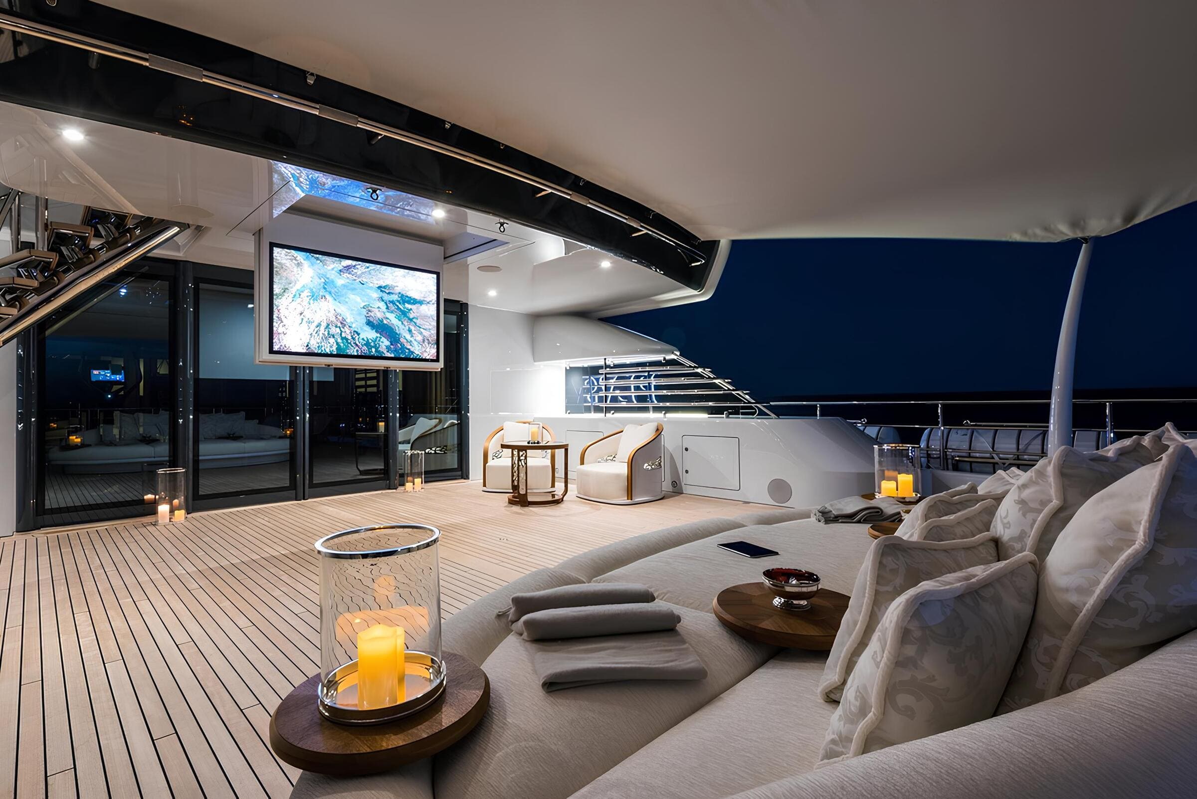 Зона отдыха на сандеке/Sundeck lounge area