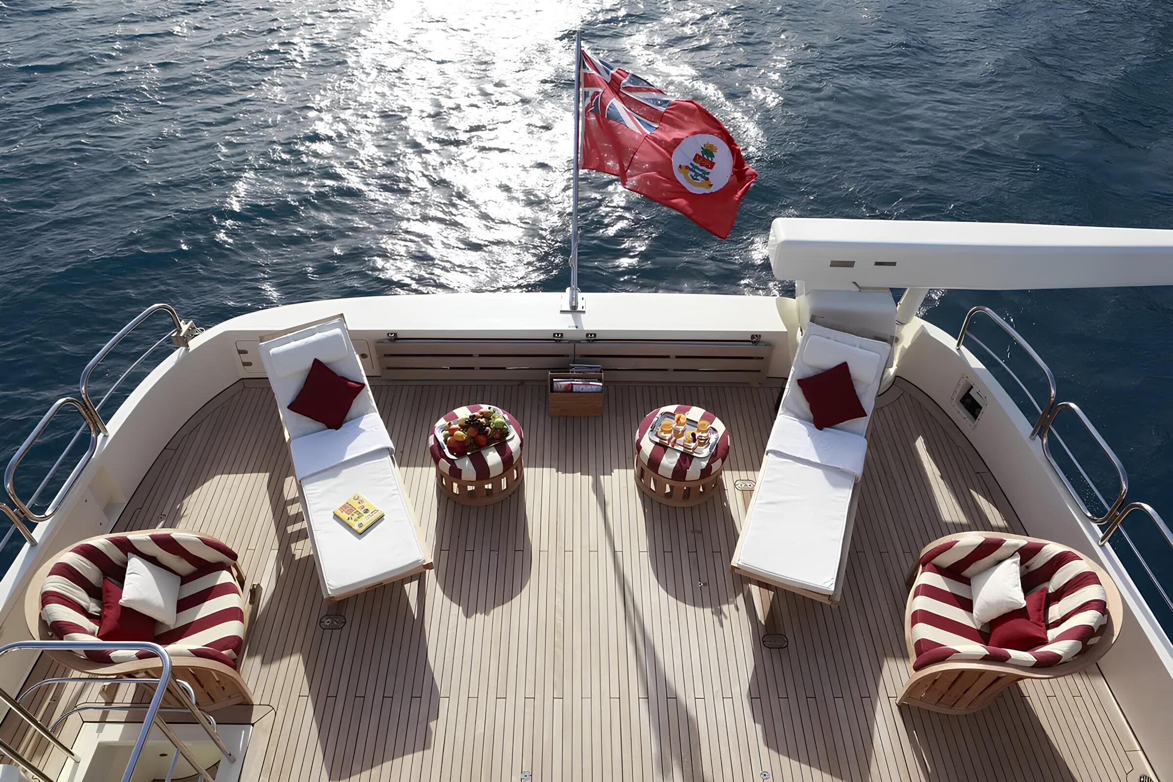 Зона отдыха на корме верхней палубы/Aft upper deck lounge area