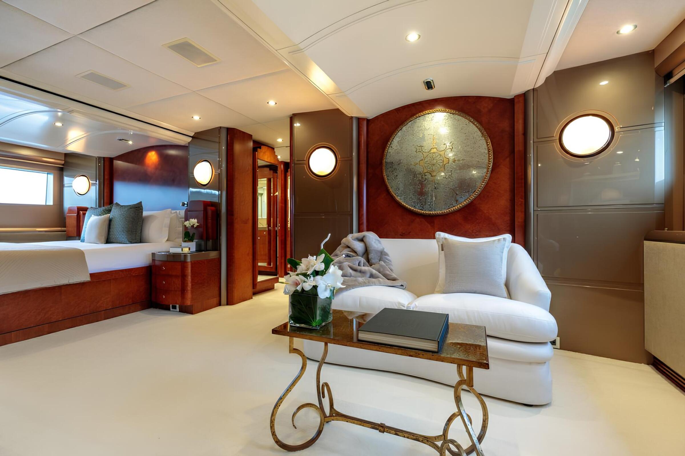Зона отдыха в каюте владельца/Master cabin lounge area