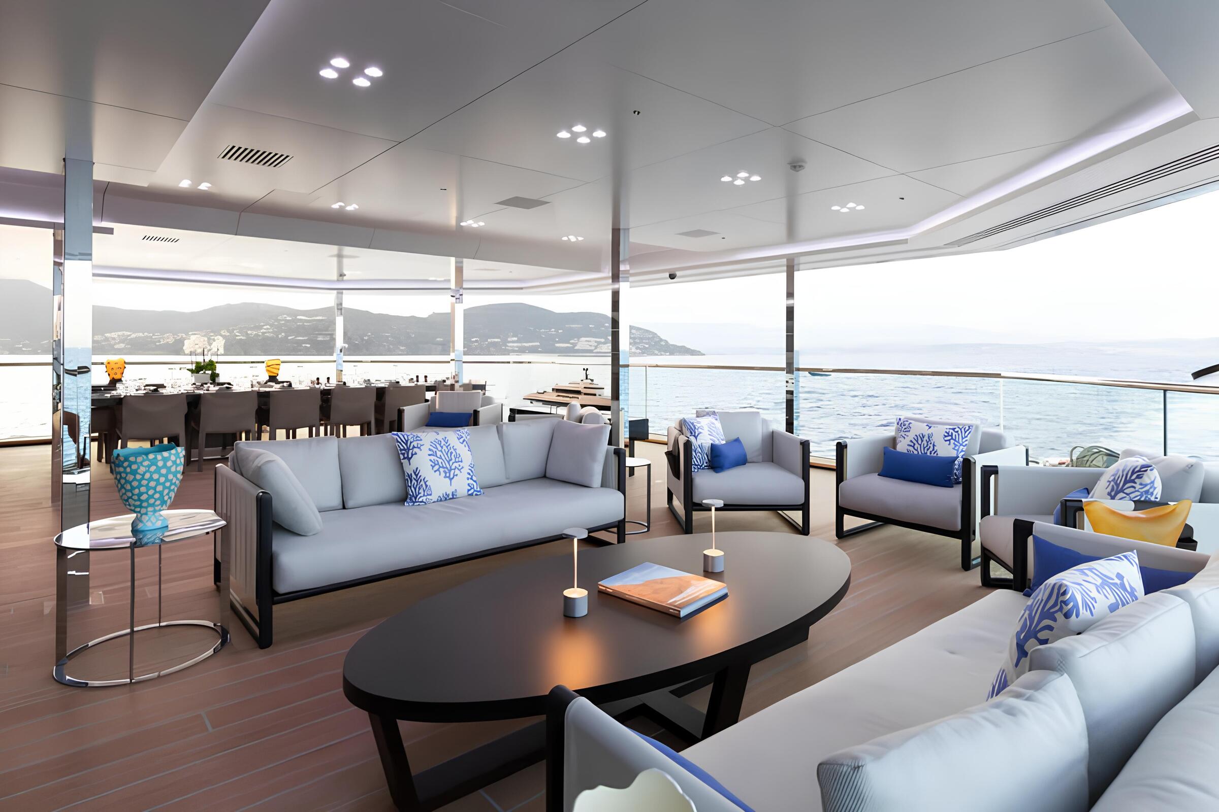 Зона отдыха на корме верхней палубы/Aft upper deck lounge area