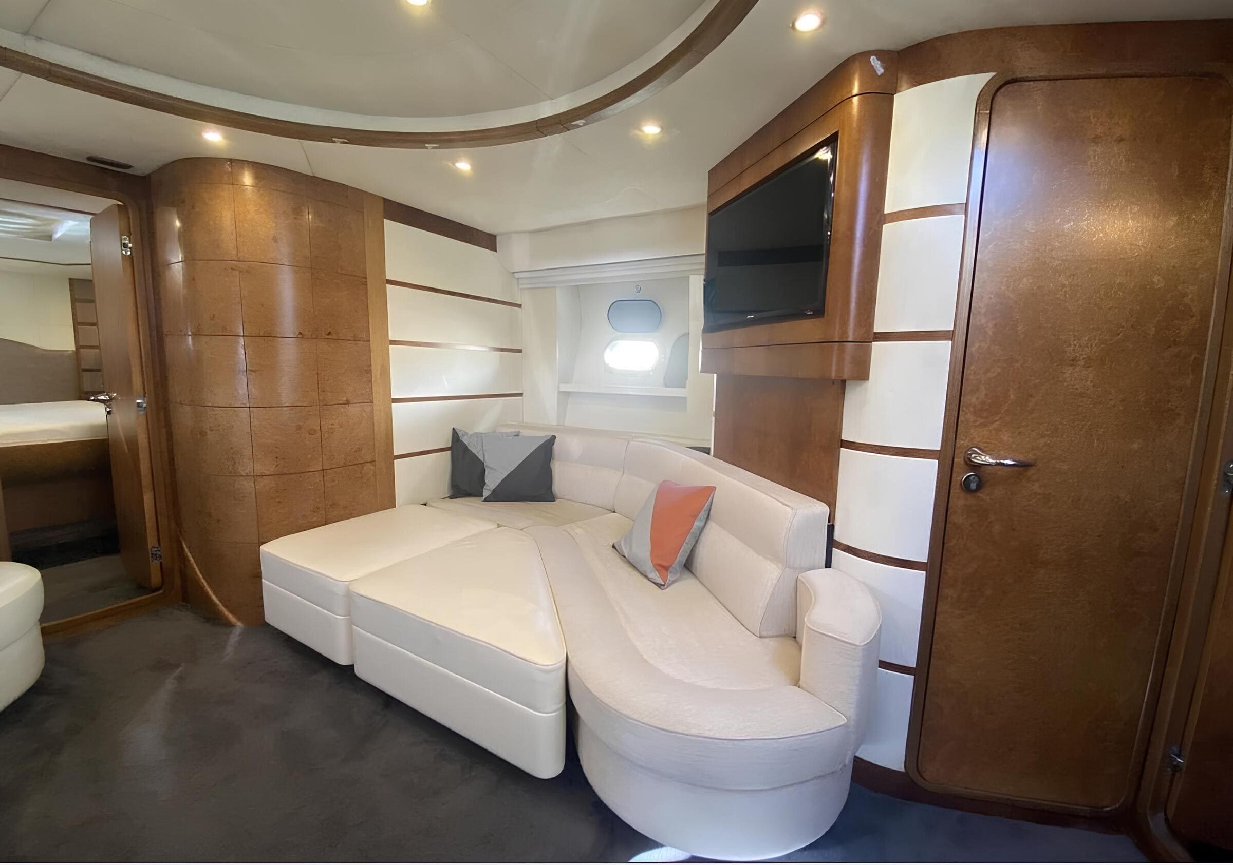 Лобби на нижней палубе/Lower deck lobby
