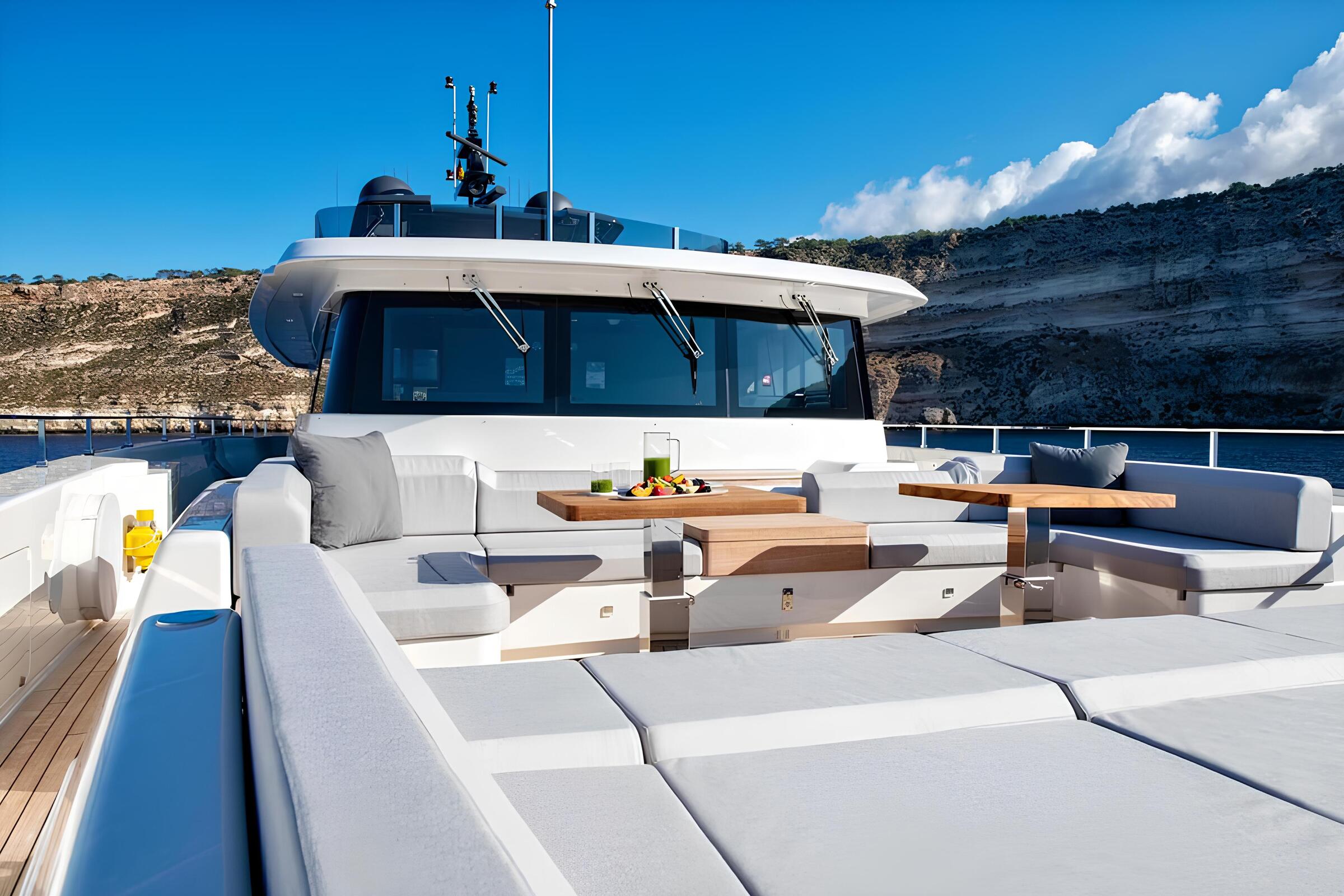 Зона отдыха на носу/Bow lounge area