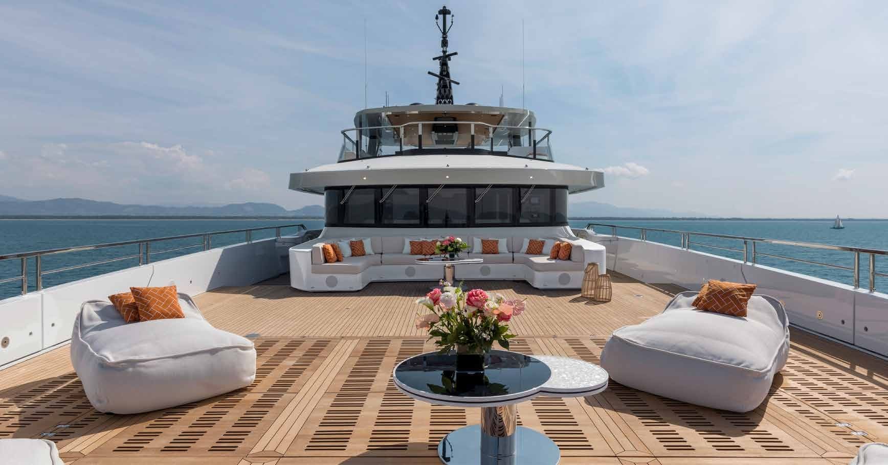 Зона для отдыха на носу верхней палубы/Lounge area on the bow of the upper deck