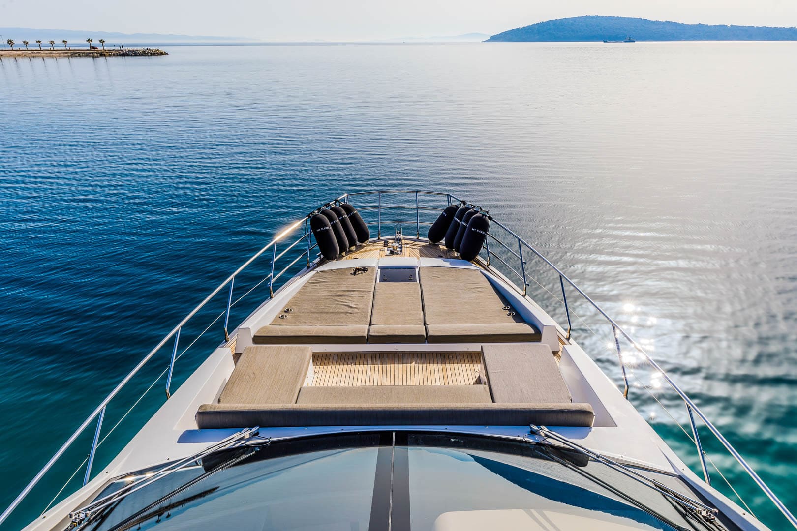 Шезлонги на носовой палубе/Sun loungers on the foredeck