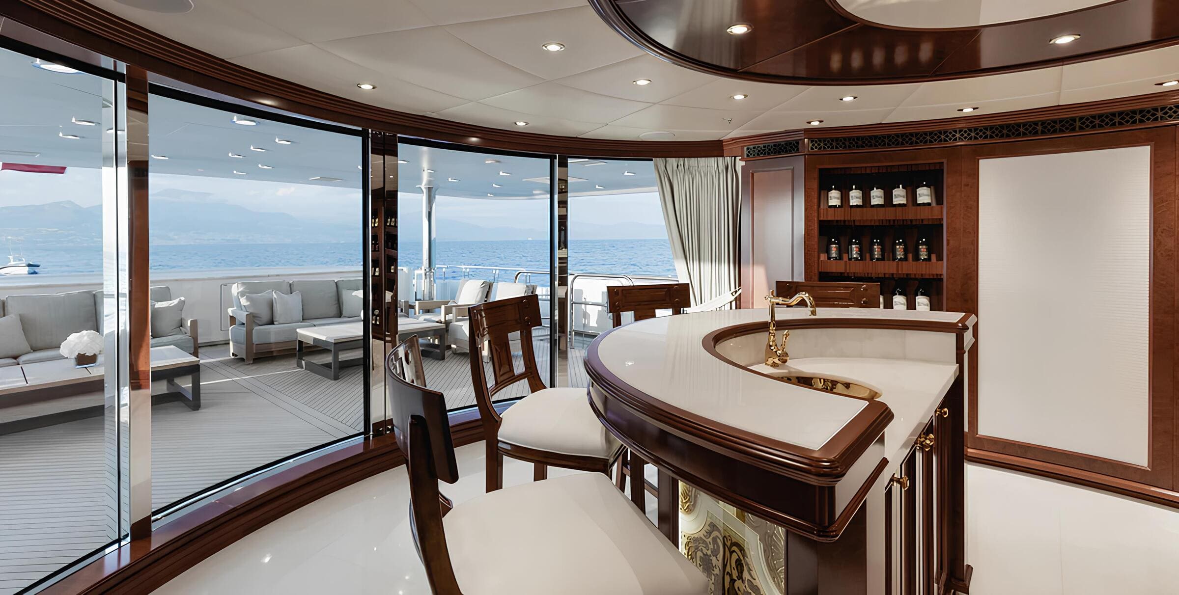 Бар в главном салоне/Main salon bar