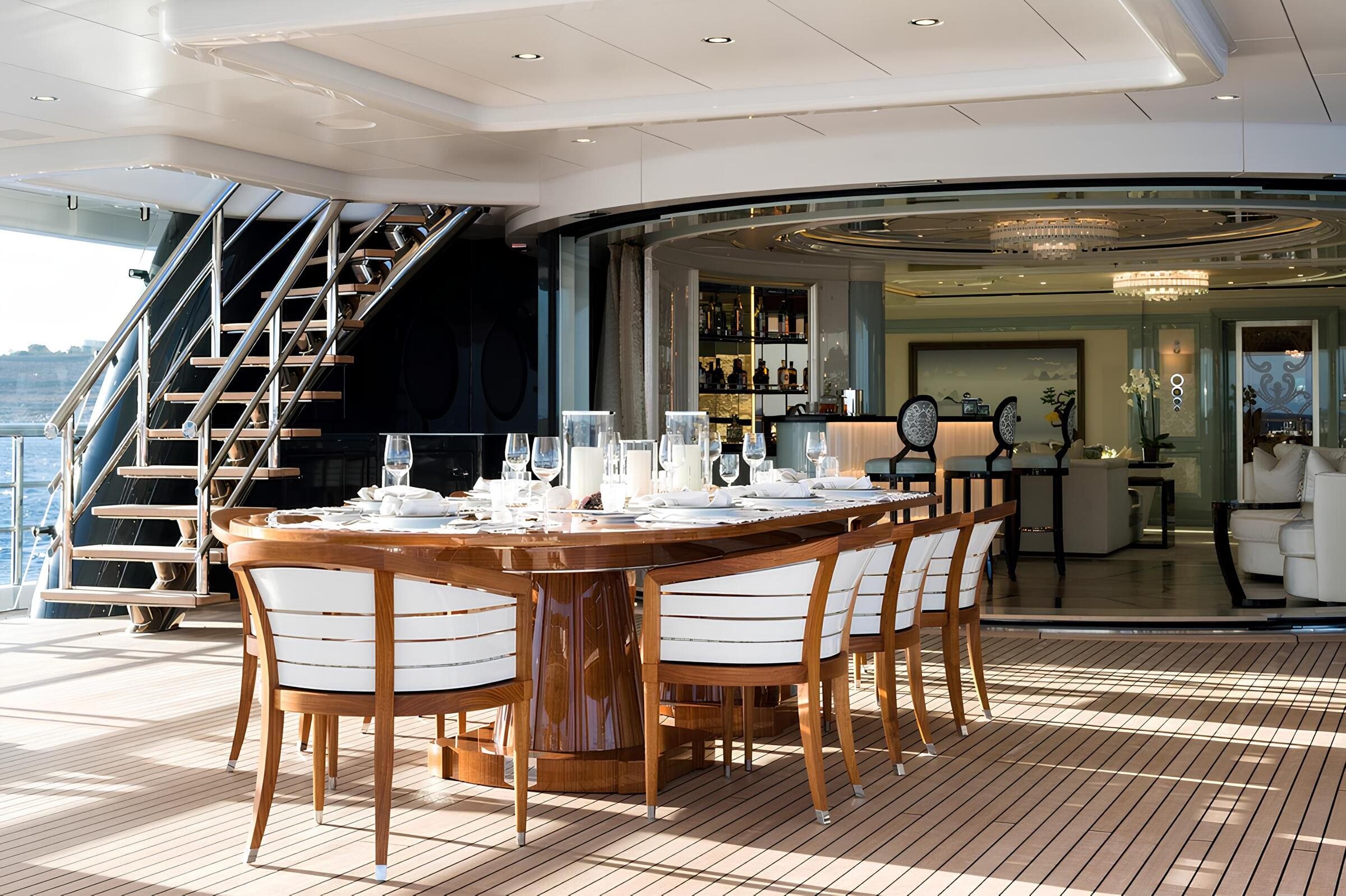Обеденная зона на корме верхней палубы/Aft upper deck dining area