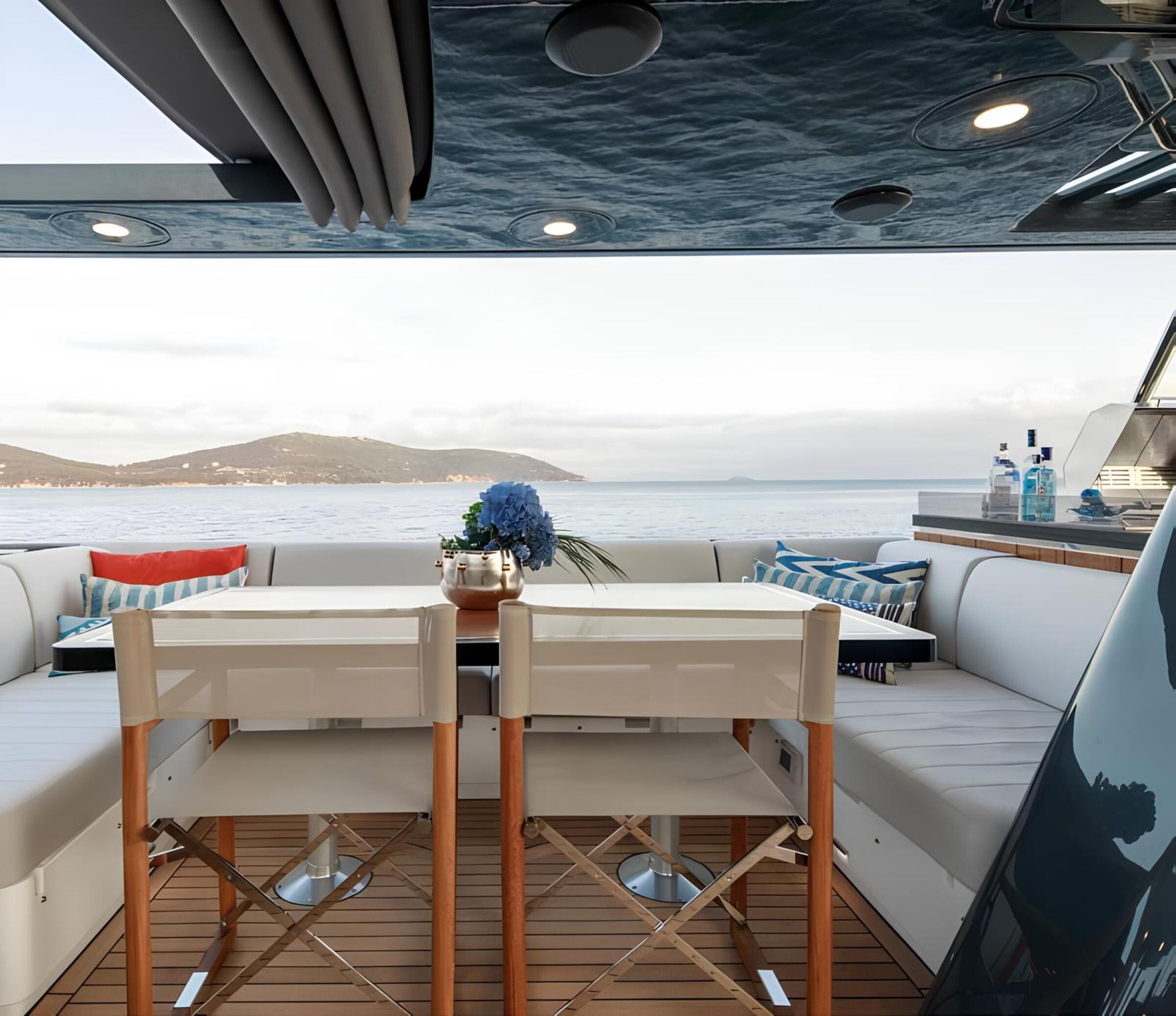 Обеденная зона на флайбридже/Flybridge dining area