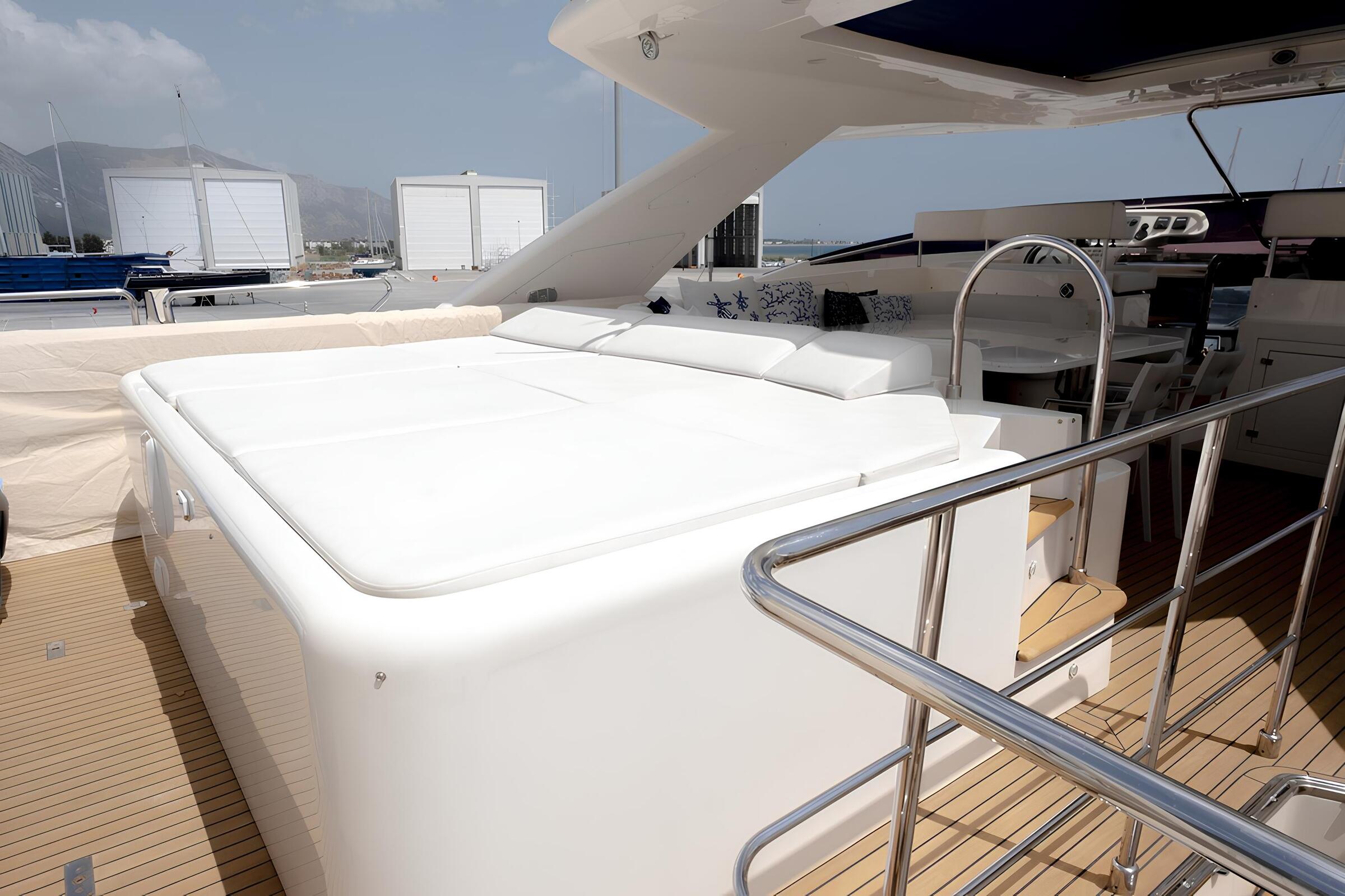 Зона для загорания в кормовой части флайбриджа/Flybridge aft sunbathing area