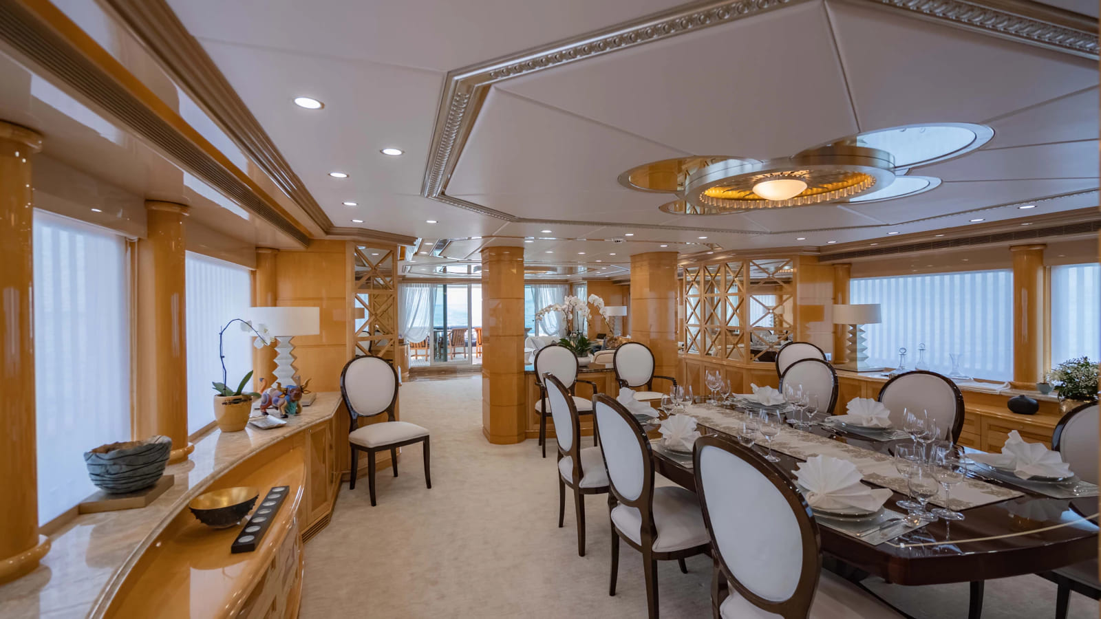 Обеденная зона в главном салоне/Main salon dining area