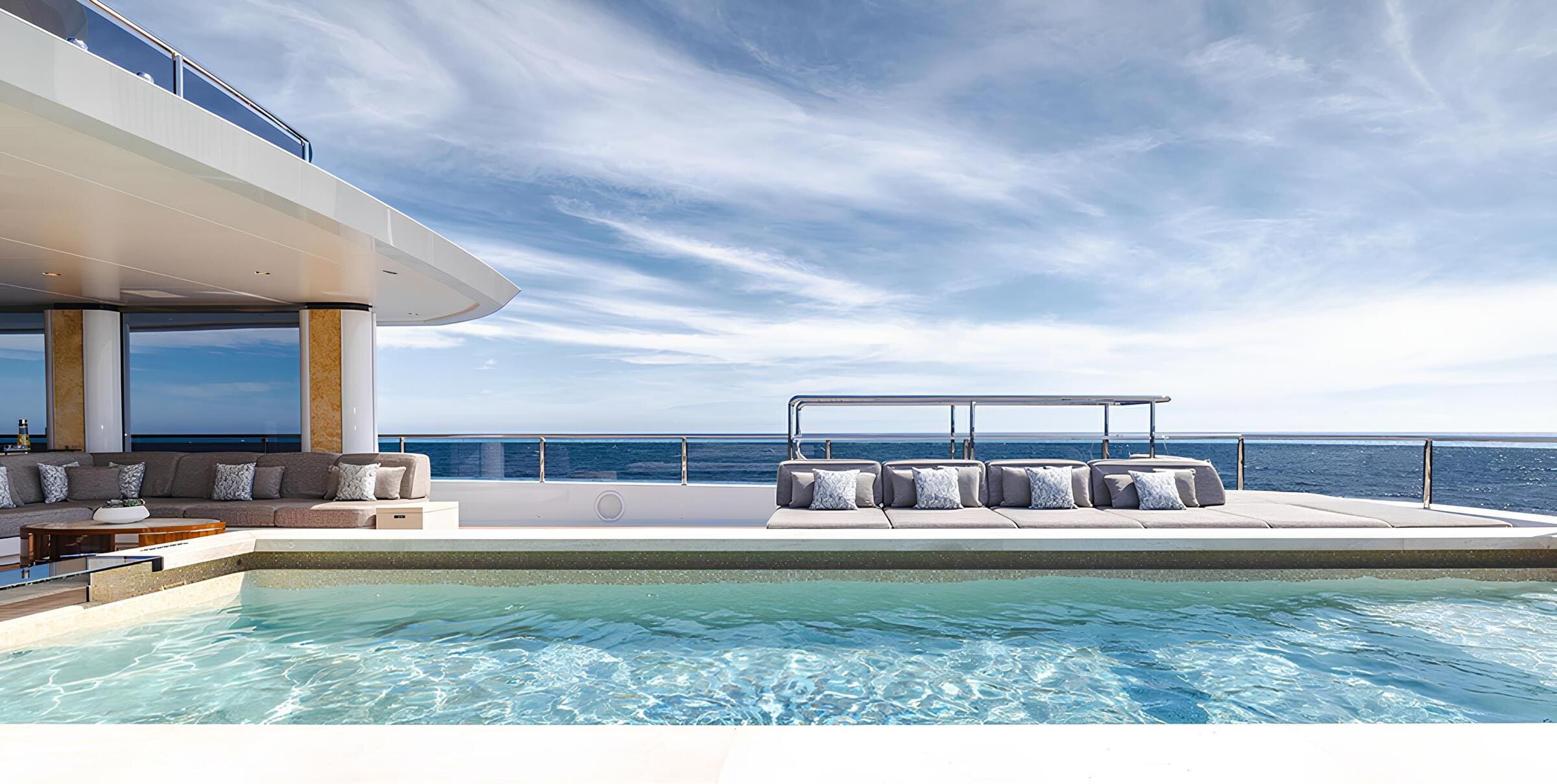 Бассейн на корме верхней палубы/Aft upper deck swimming pool