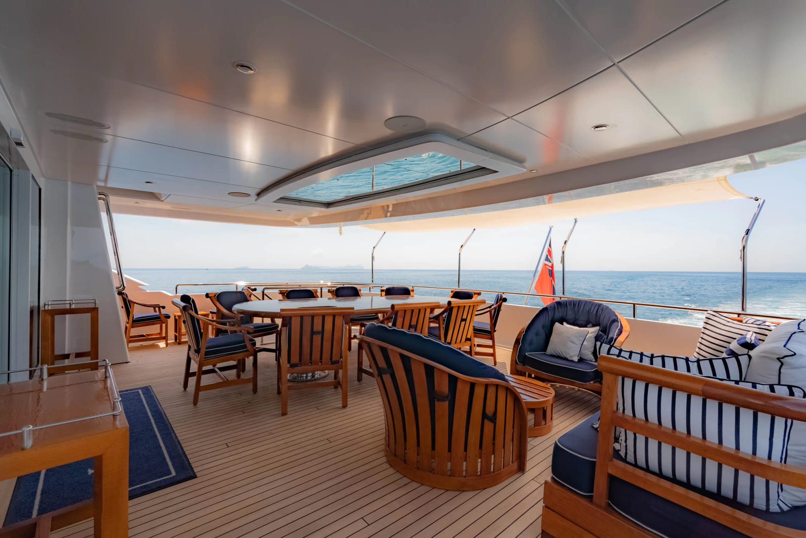 Зона отдыха на корме верхней палубы/Aft upper deck lounge area