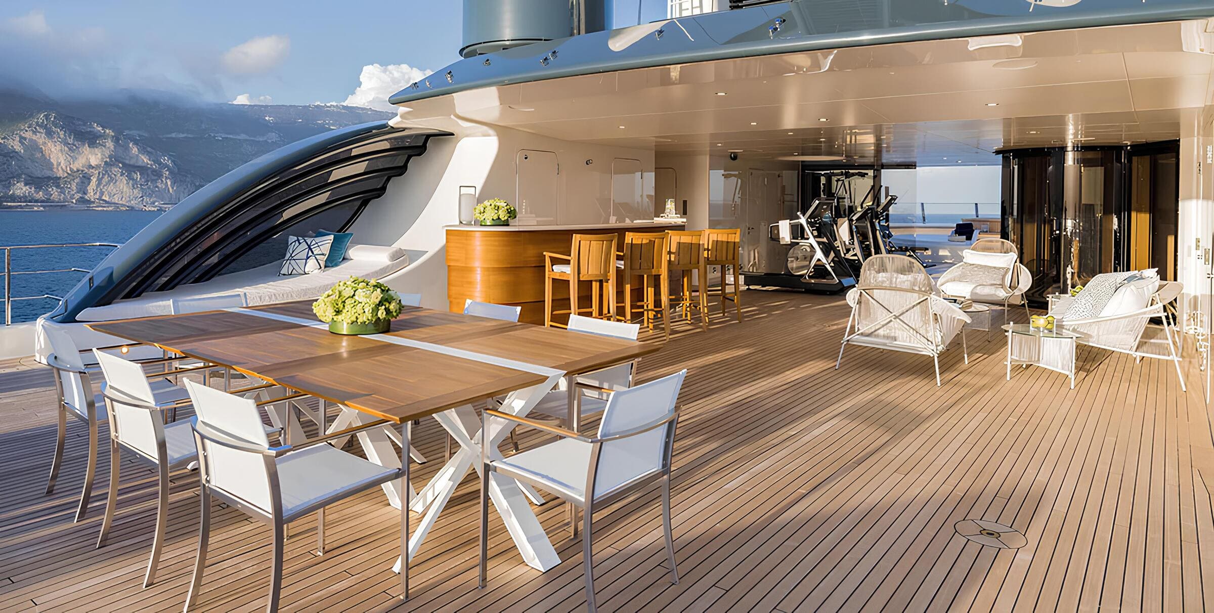 Зона отдыха на сандеке/Sundeck lounge area