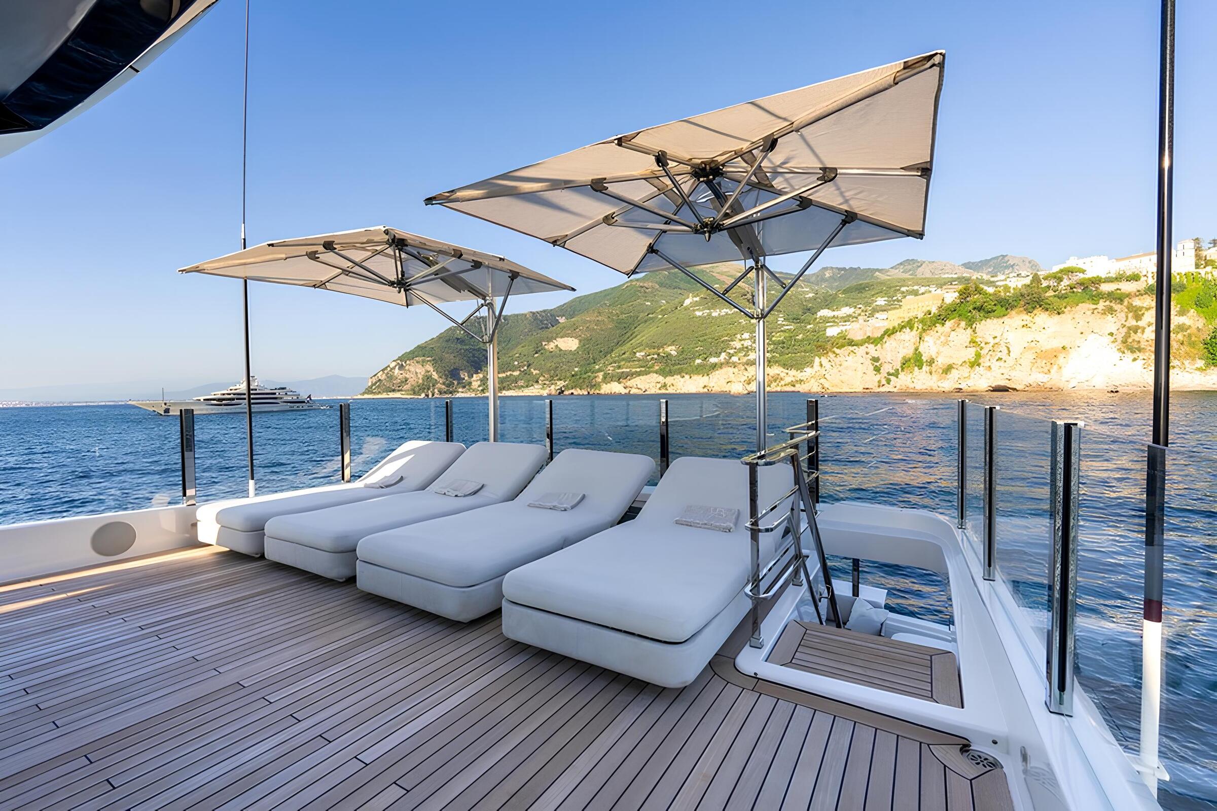 Зона для загорания в кормовой части сандека/Sundeck aft sunbathing area