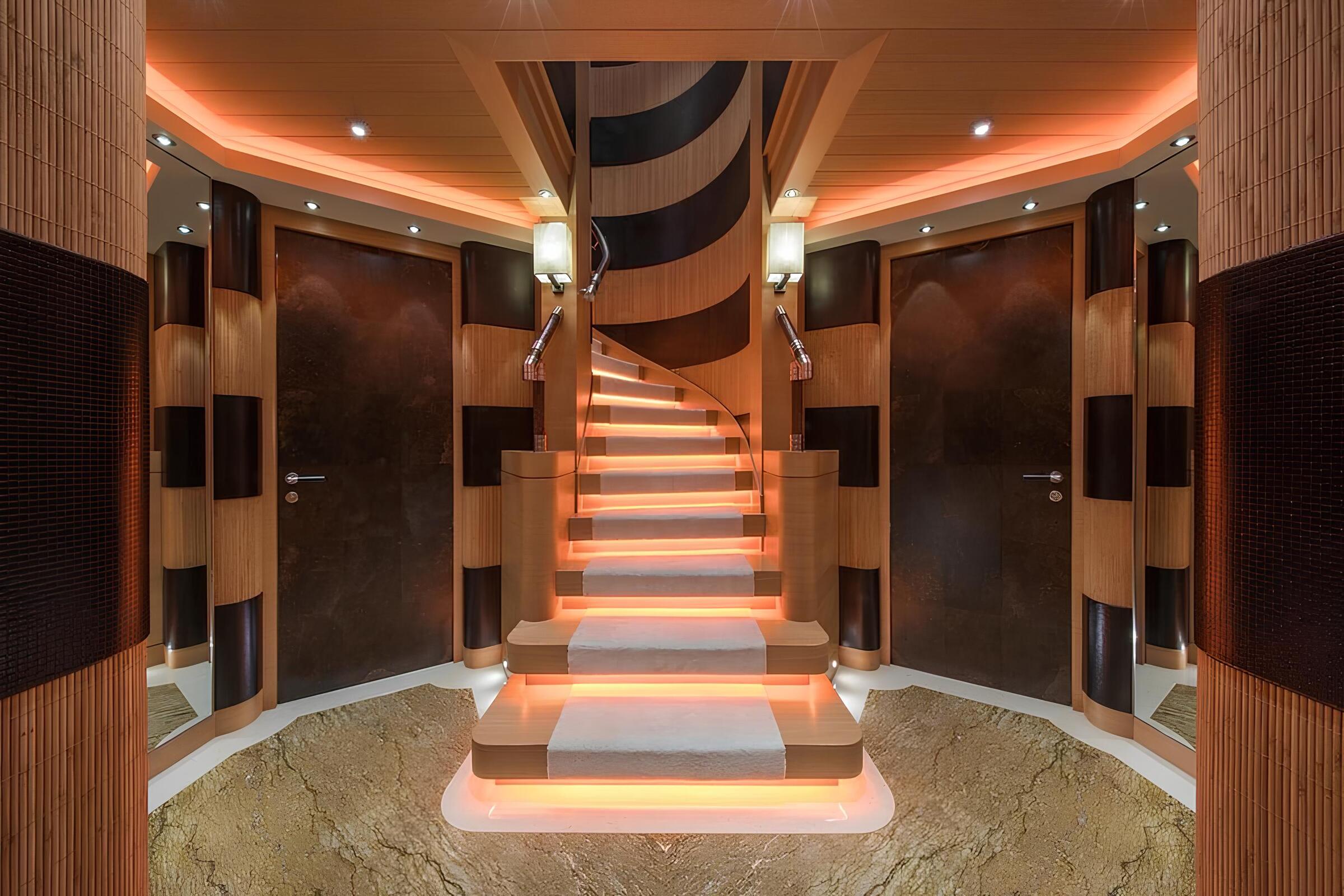 Лестница с главной палубы на нижнюю/Stairs from MD to LD