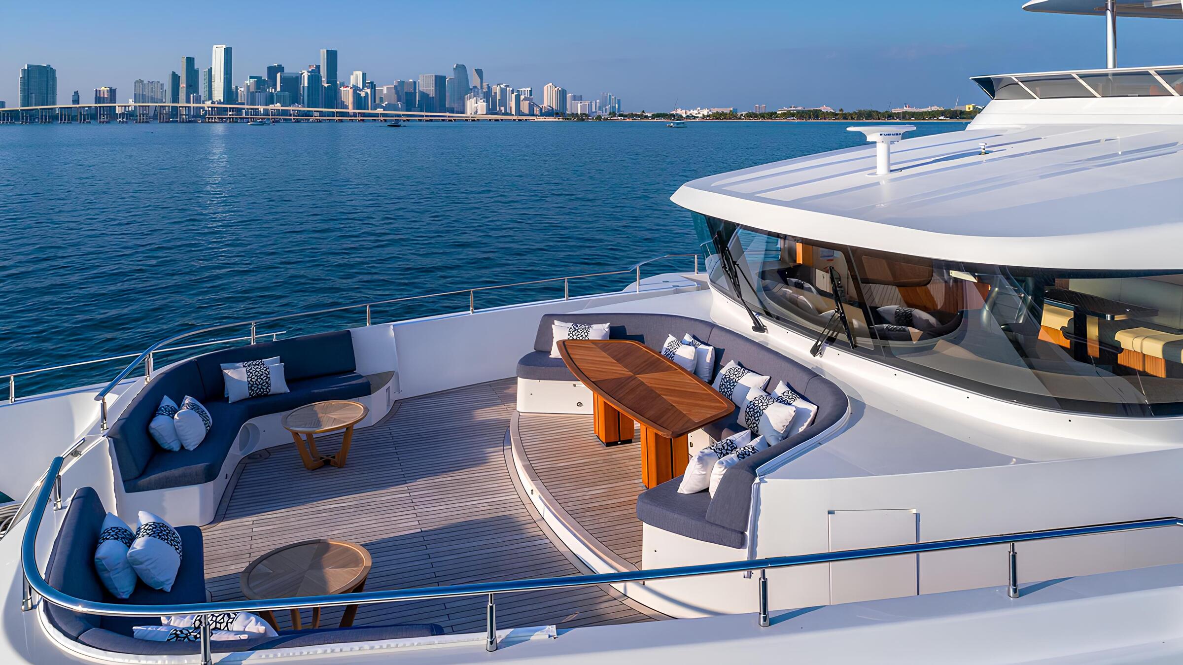 Зона отдыха на носу/Bow lounge area