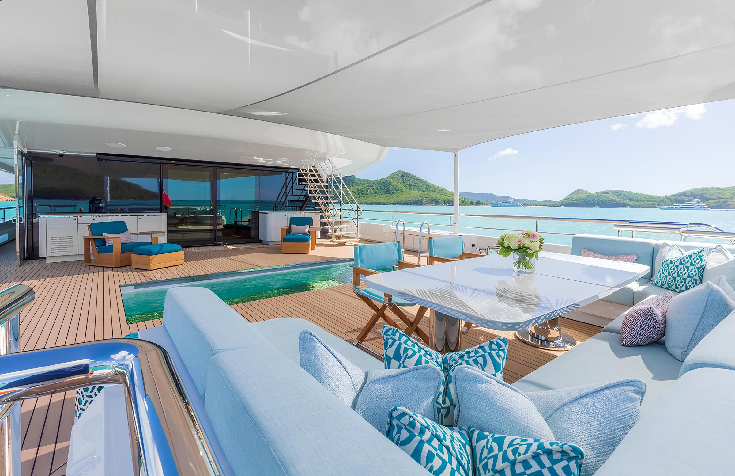 Зона отдыха на корме главной палубы/Aft main deck lounge area