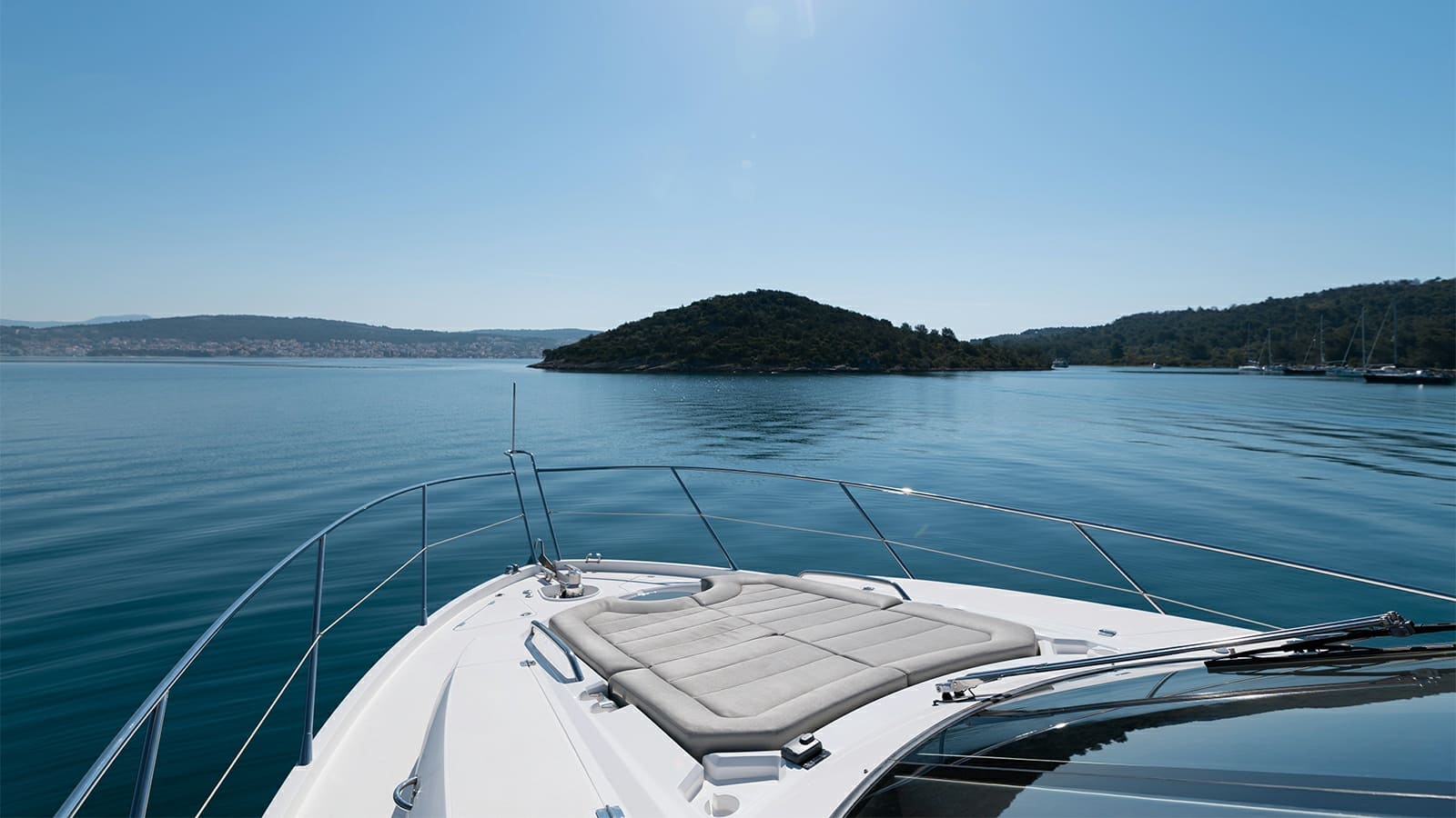 Шезлонги на носовой палубе/Sun loungers on the foredeck