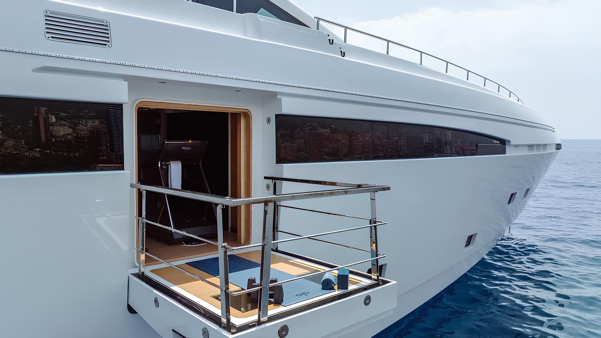 Откидной балкон с выходом из спортзала по правому борту/Folding balcony with access from the gym on the starboard side