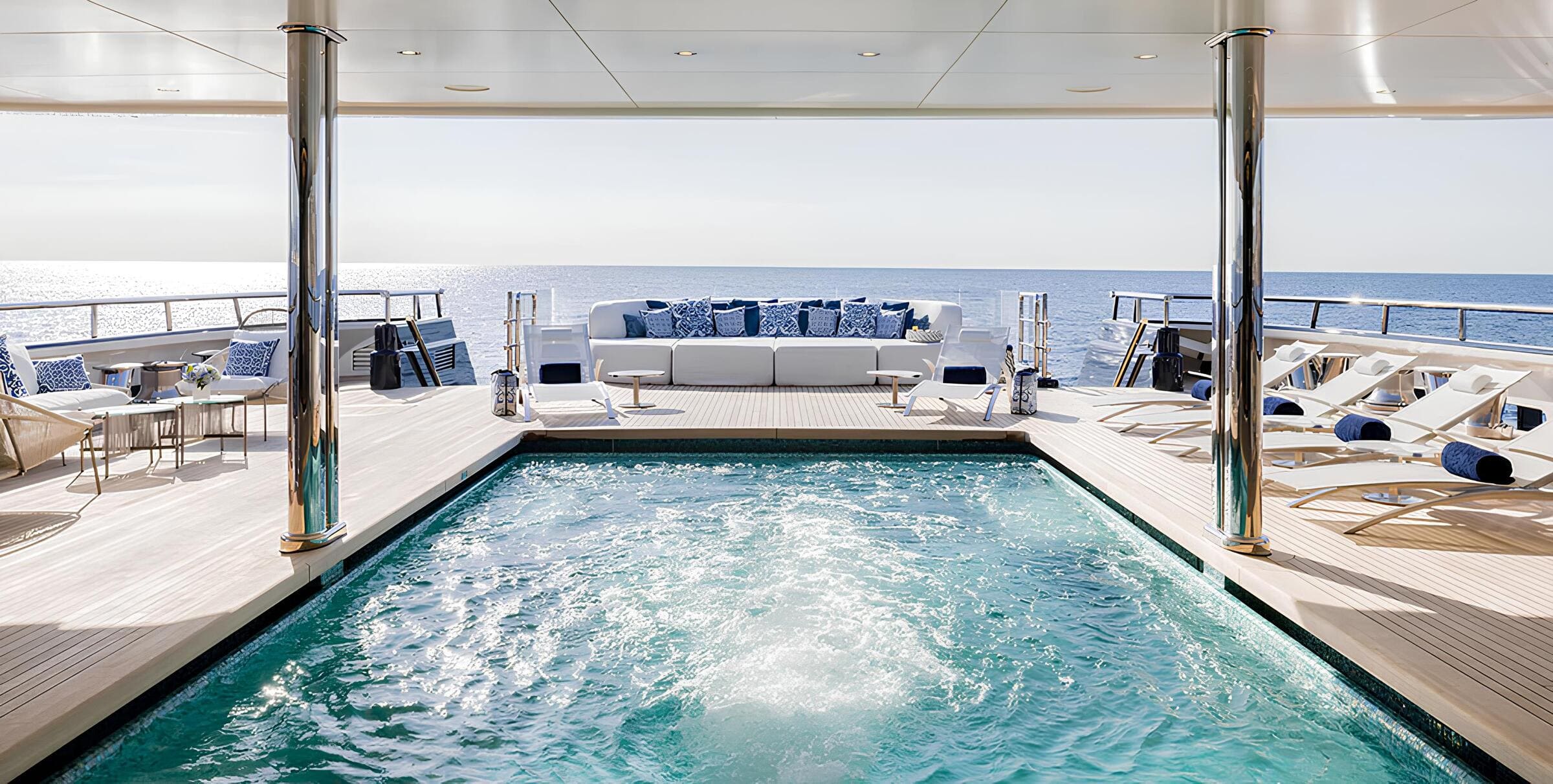 Зона отдыха на корме главной палубы/Aft main deck lounge area