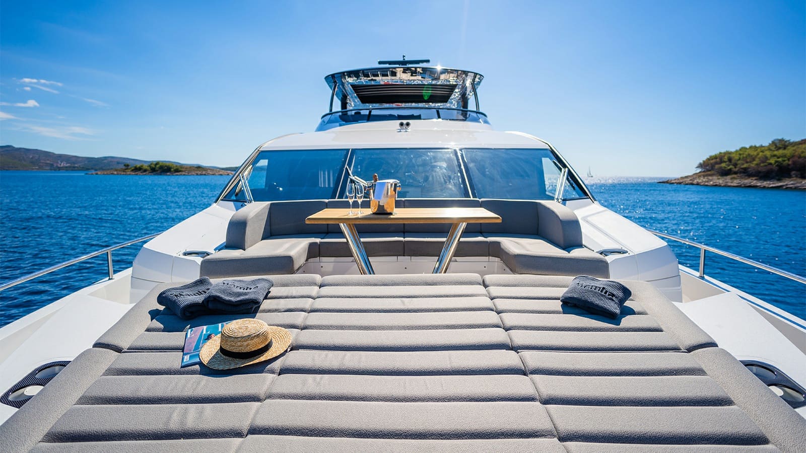 Шезлонги на носовой палубе/Sun loungers on the foredeck