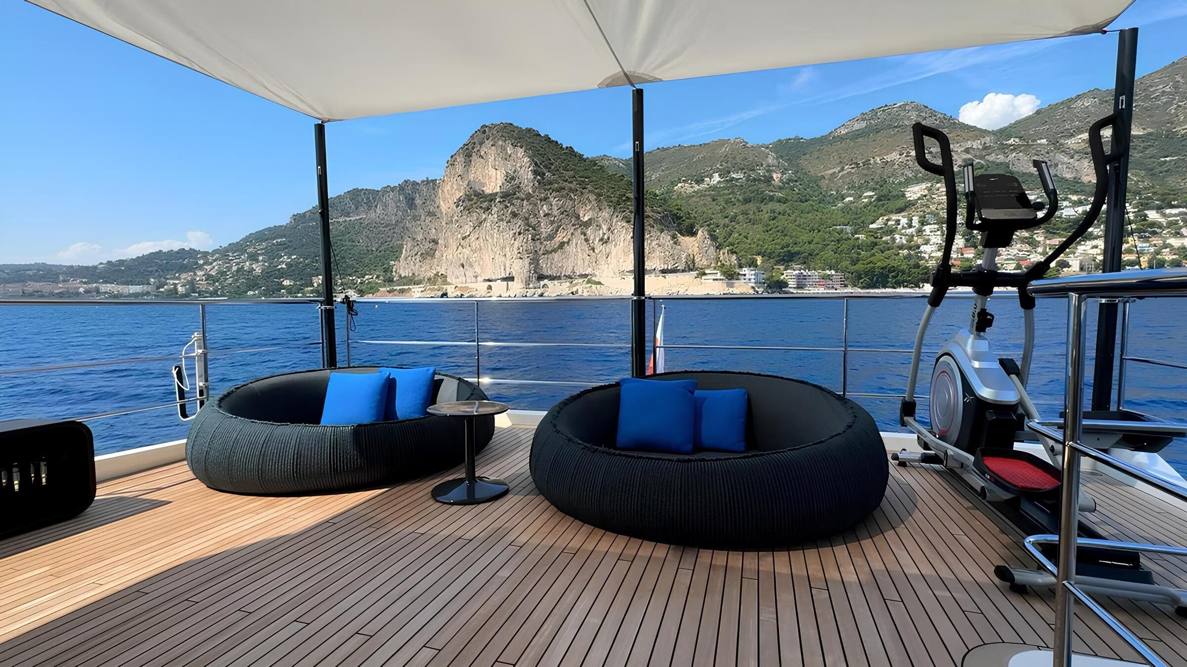 Зона отдыха на флайбридже/Flybridge lounge area