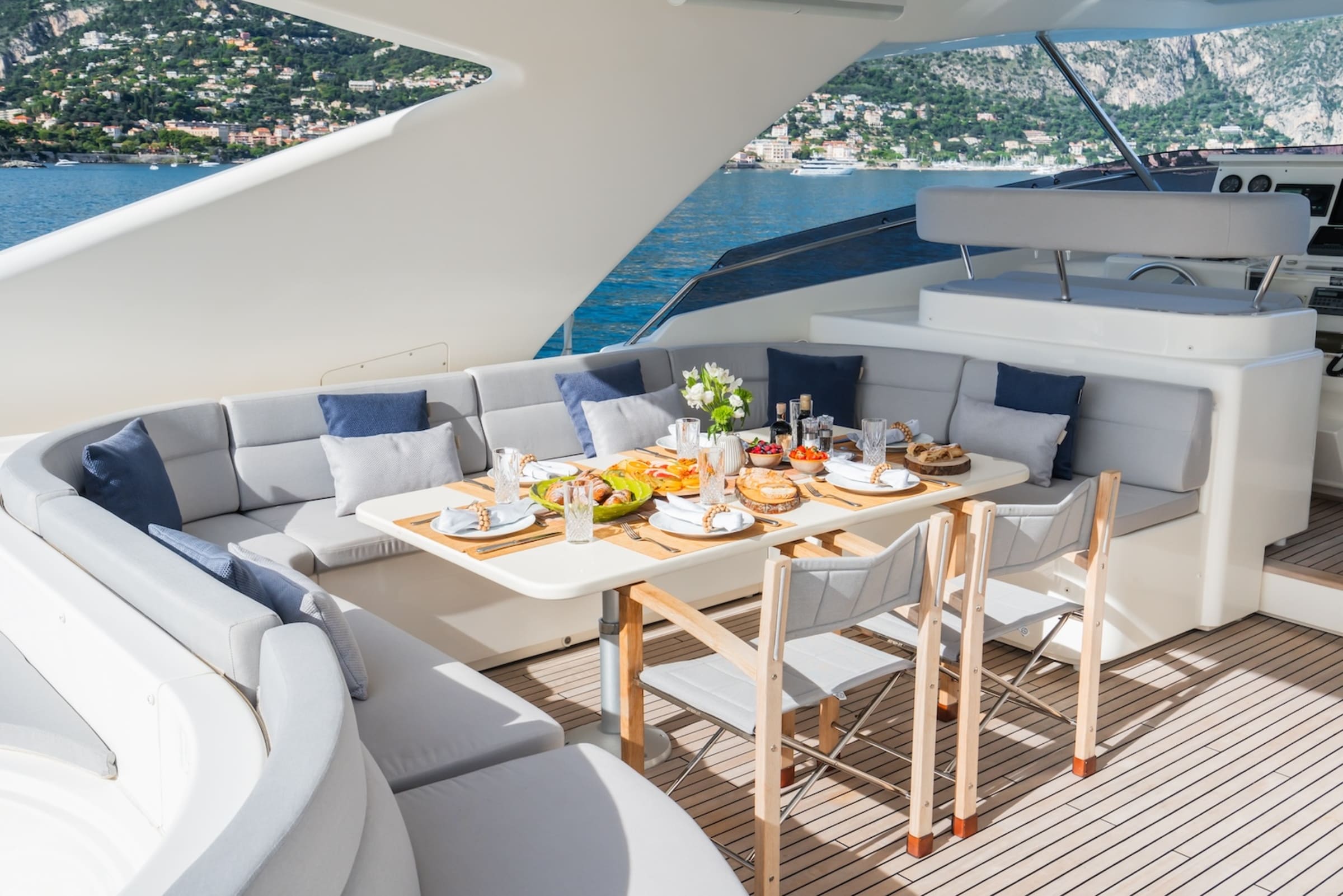 Обеденная зона на флайбридже/Flybridge dining area