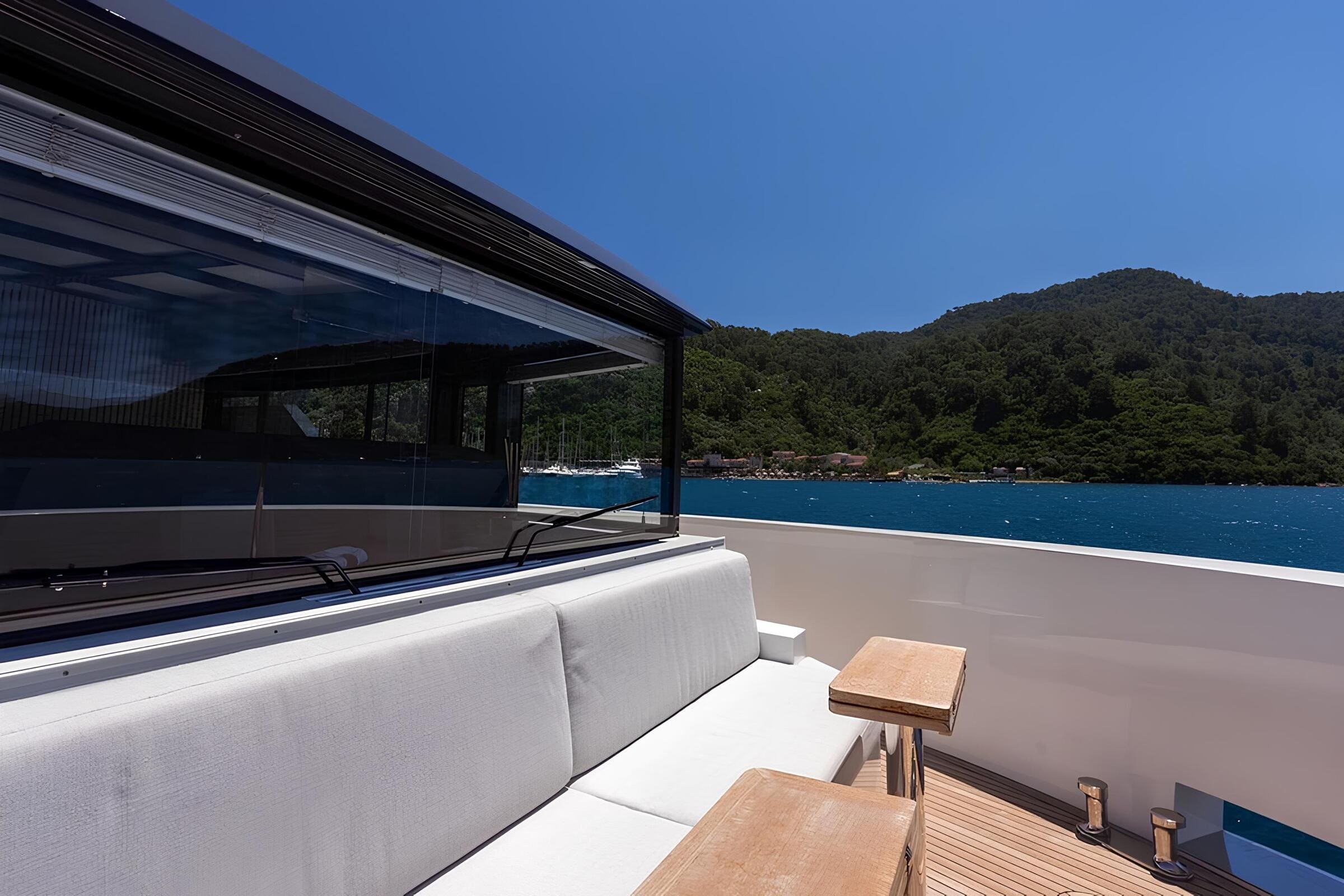 Зона отдыха на носу/Bow lounge area