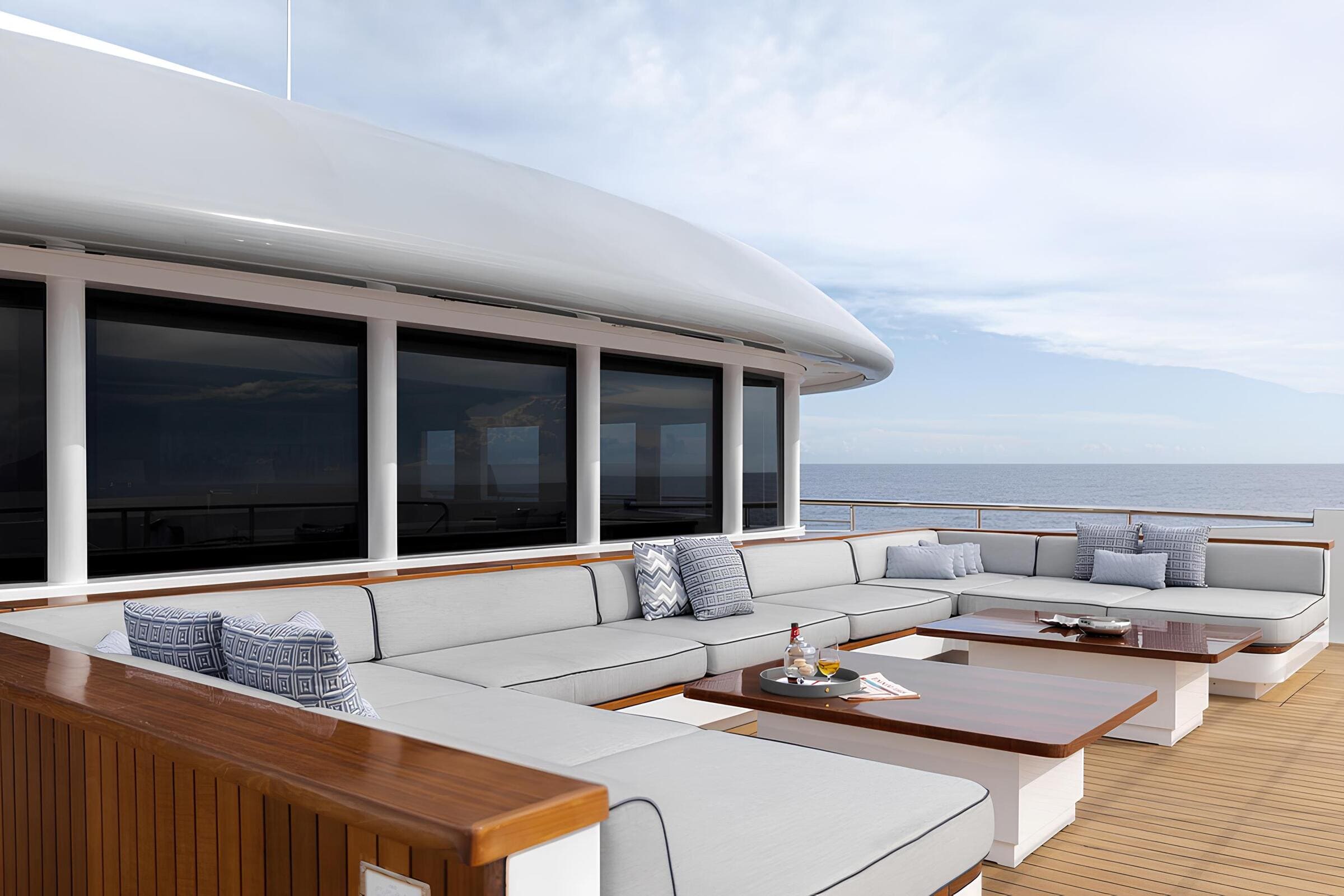Зона отдыха на носу/Bow lounge area