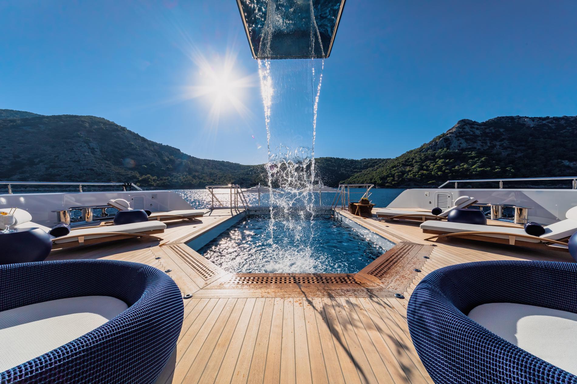 Джакузи на корме главной палубы/Aft main deck jacuzzi