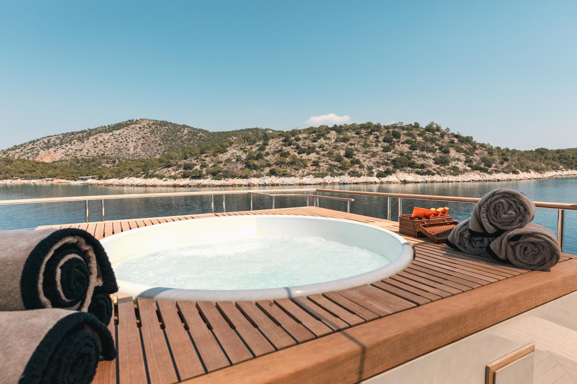 Джакузи на верхней палубе/Jacuzzi on the upper deck