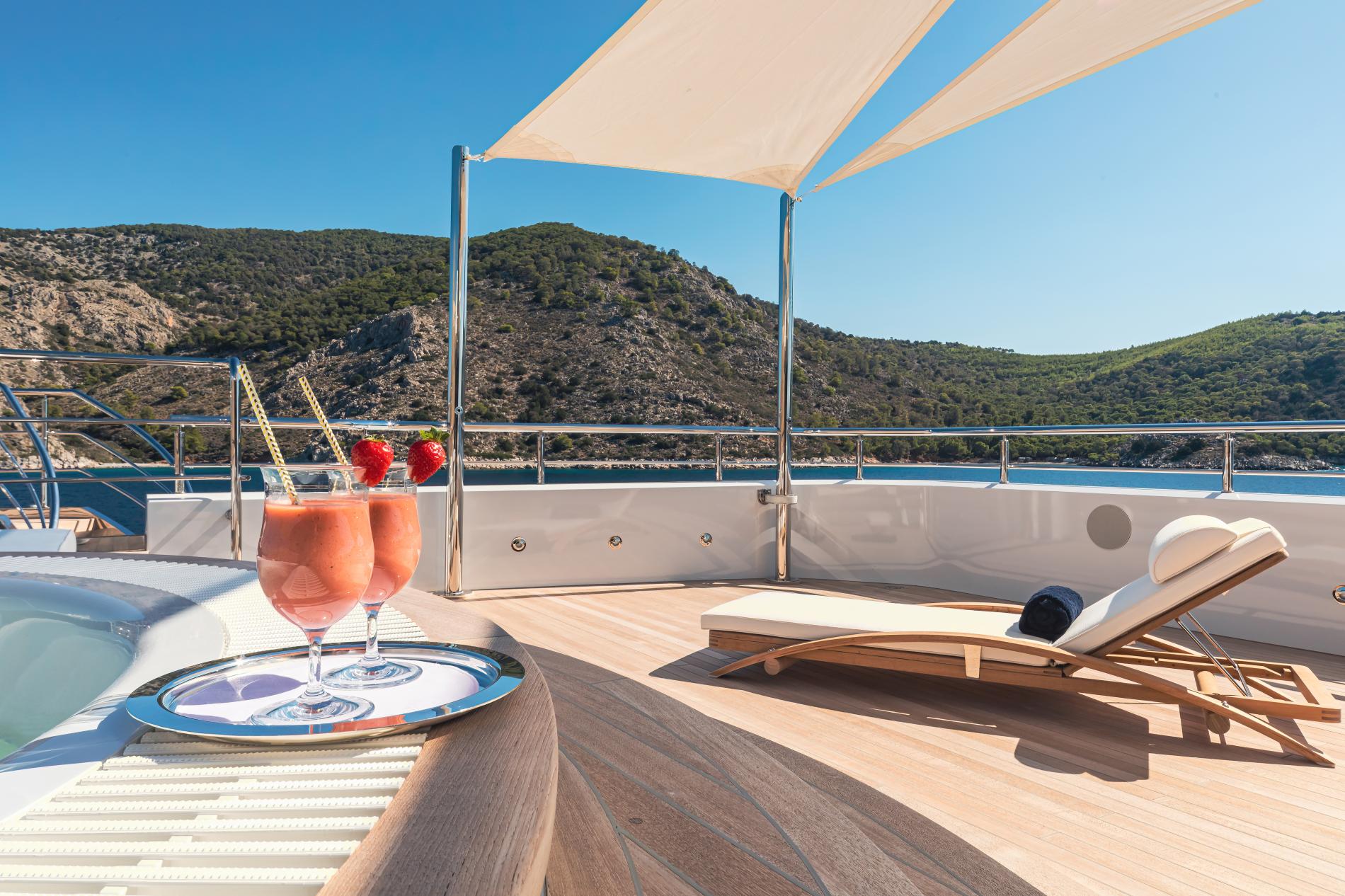 Джакузи на корме бридждека/Aft bridgedeck jacuzzi