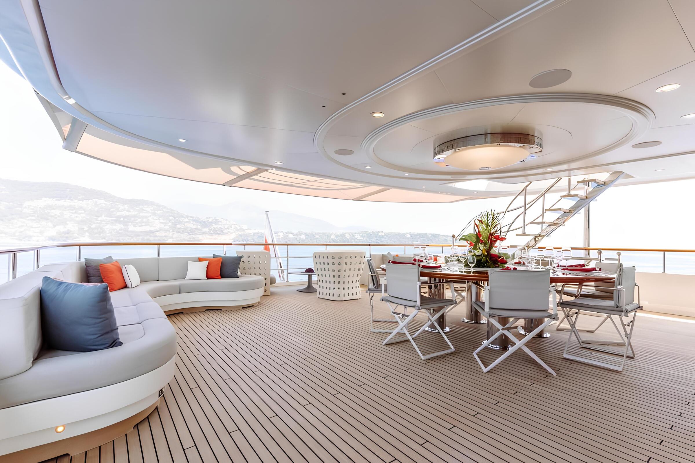 Зона отдыха на корме верхней палубы/Aft upper deck lounge area