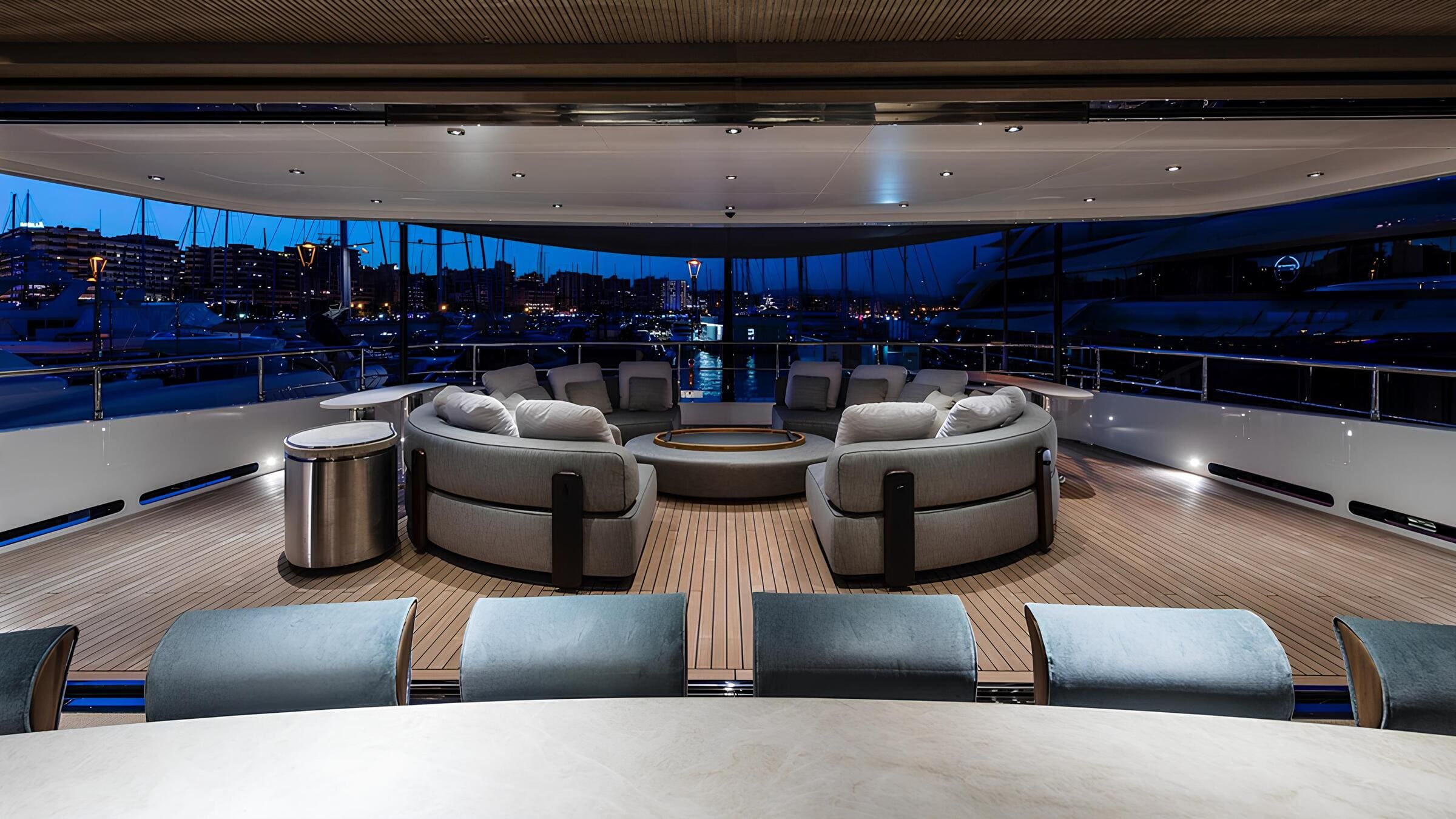 Зона отдыха на корме верхней палубы/Aft upper deck lounge area