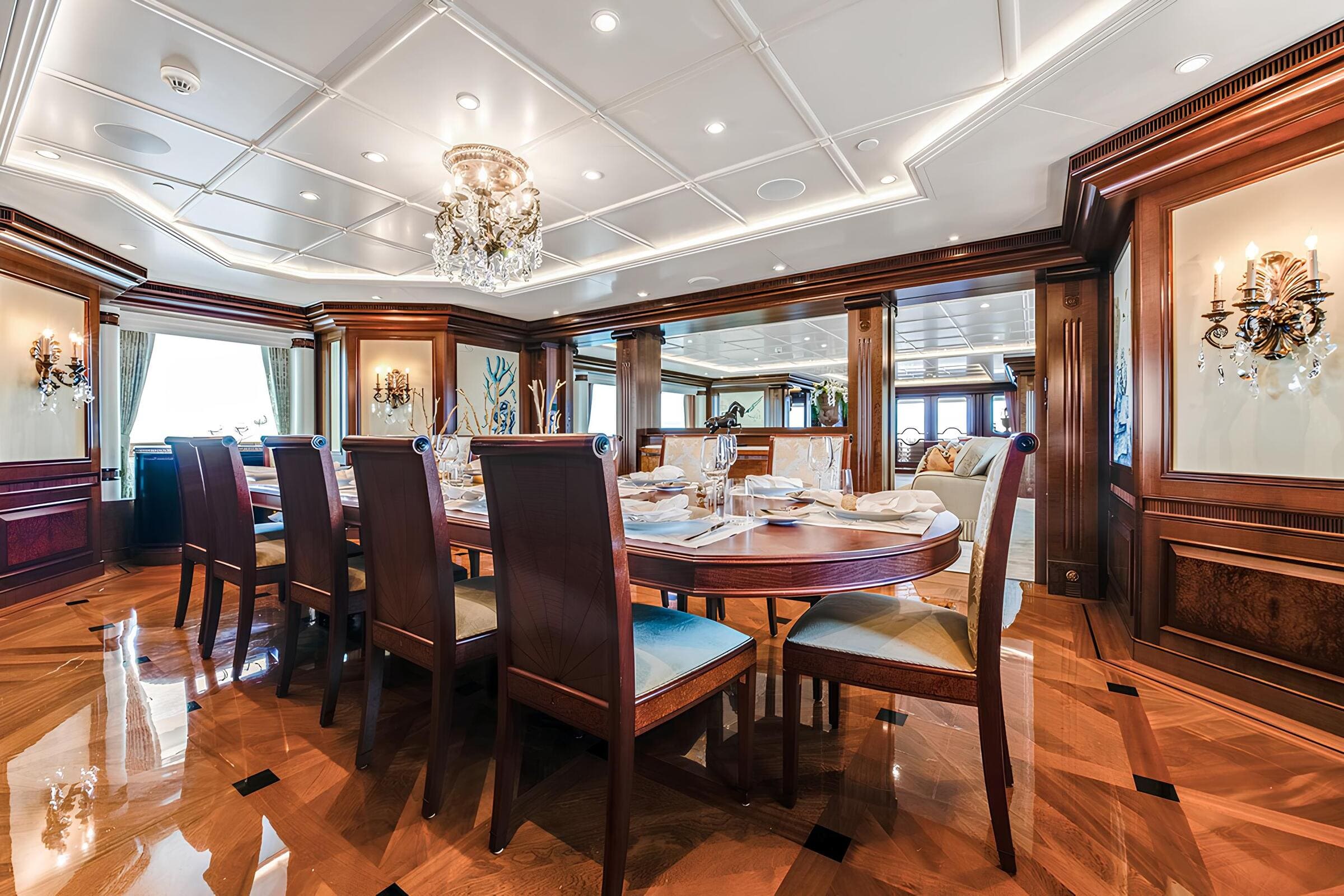 Обеденная зона в главном салоне/Main salon dining area
