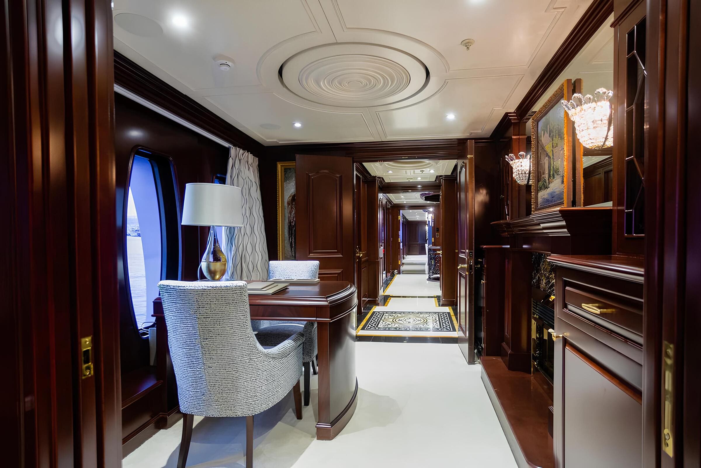Кабинет в каюте владельца/Office in the master cabin
