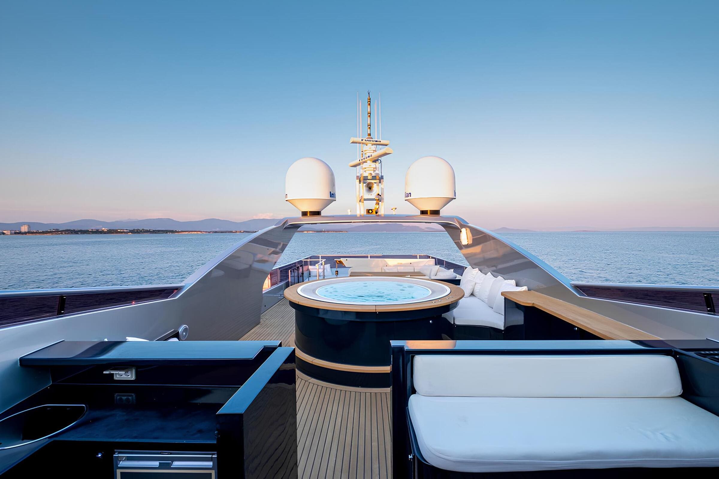 Джакузи на верхней палубе/Upper deck jacuzzi