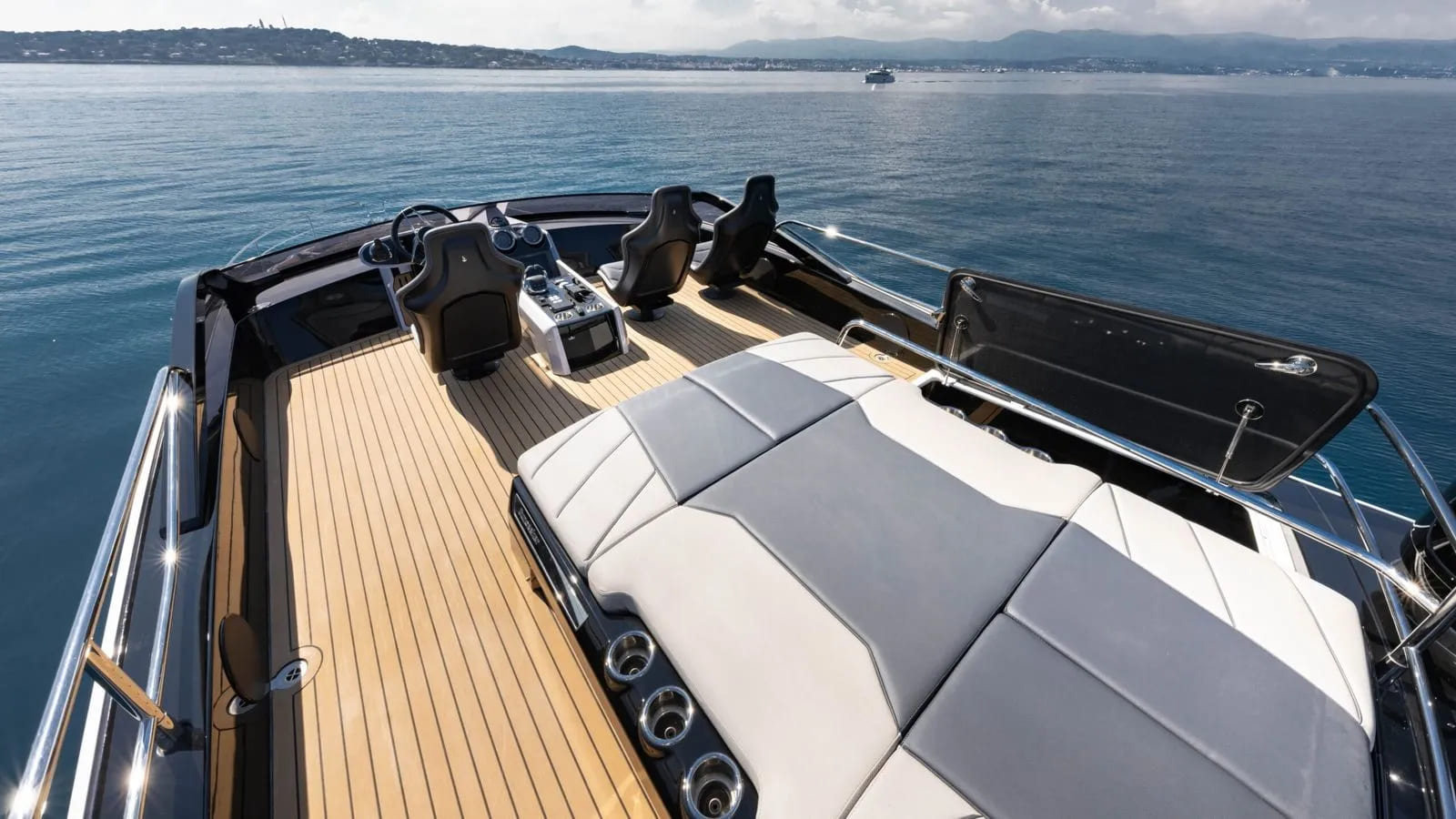 Зона для загорания на флайбридже/Flybridge sunbathing area