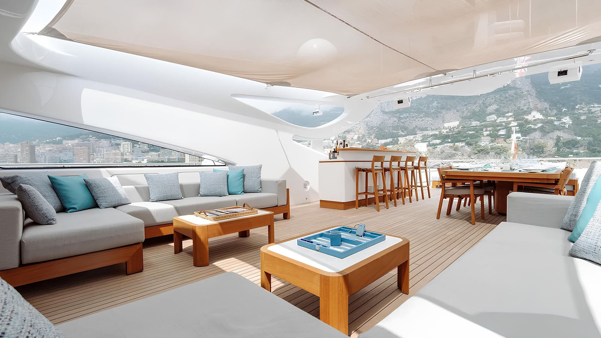 Зона для отдыха на корме верхней палубы/Lounge area aft of the upper deckЗона для отдыха на корме верхней палубы/Lounge area aft of the upper deck