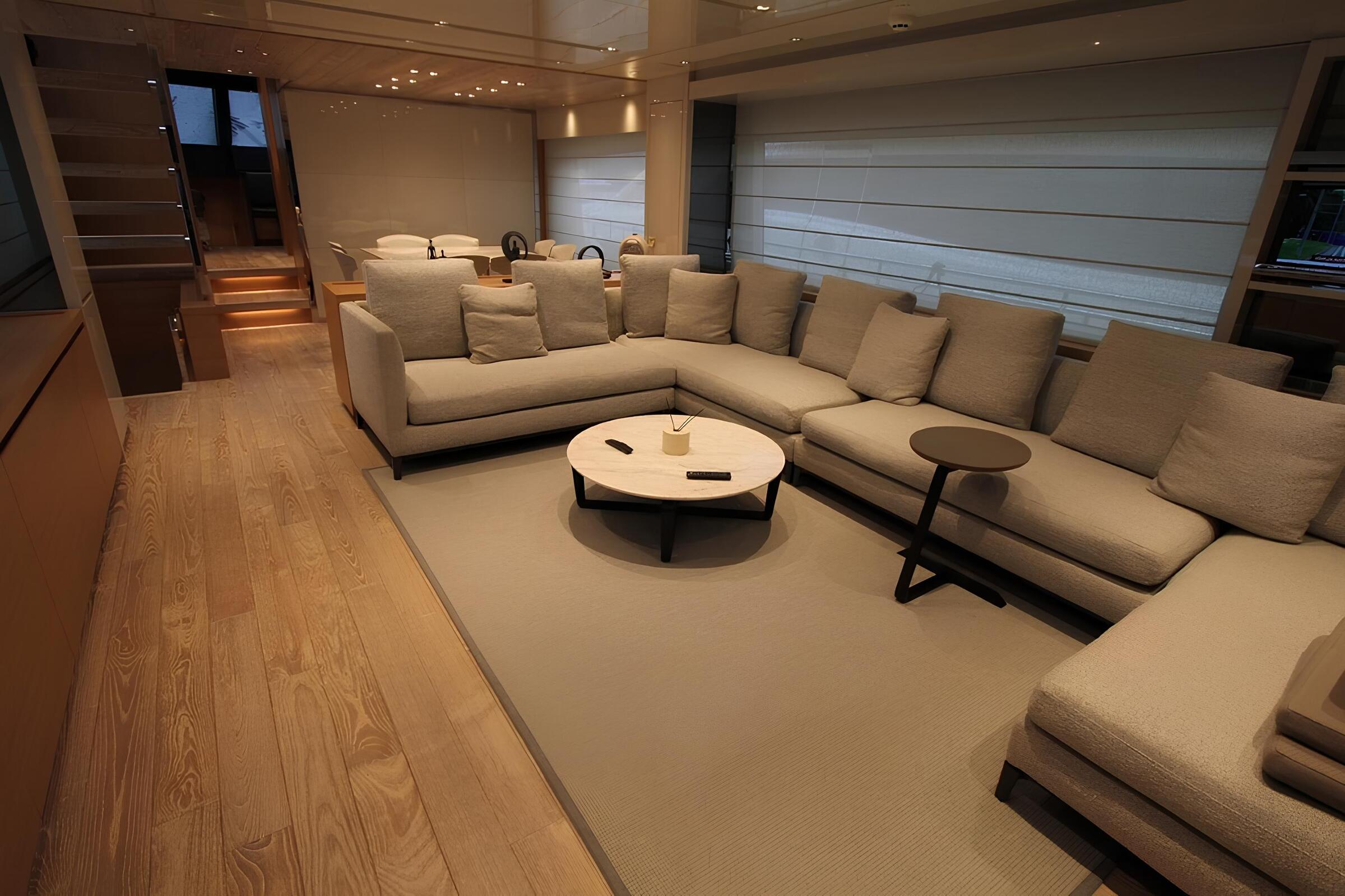 Зона отдыха в главном салоне/Main salon lounge area