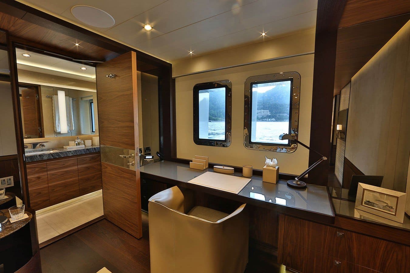 VIP-каюта от борта до борта/Full beam VIP cabin