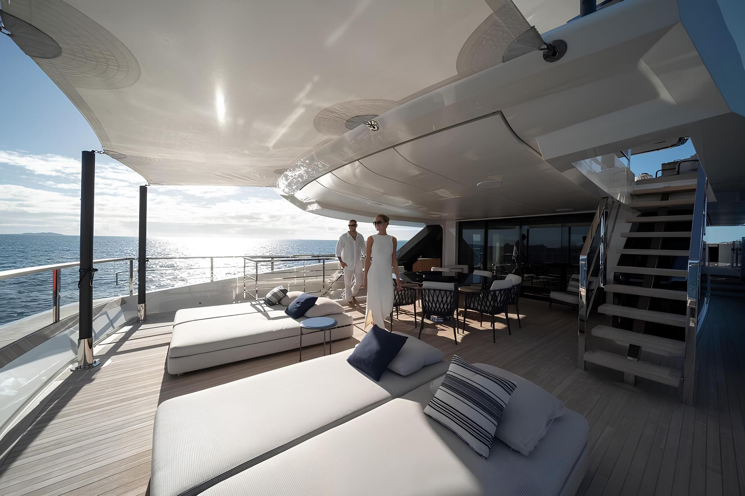 Зона отдыха на корме верхней палубы/Aft upper deck lounge area