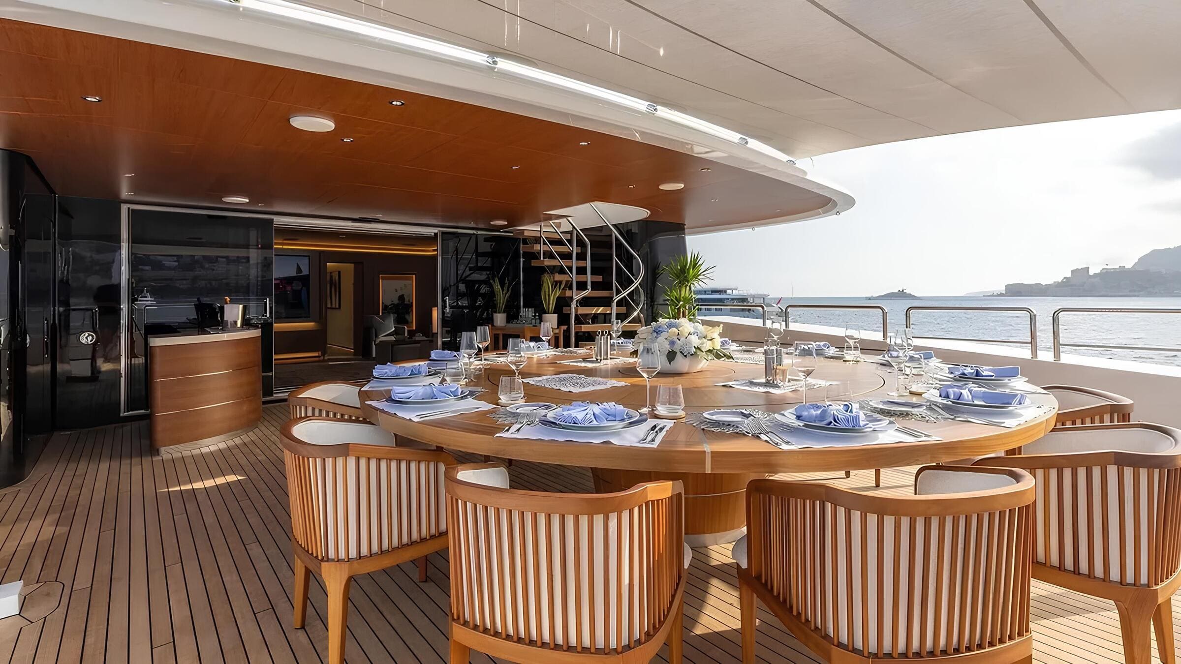 Обеденная зона на корме верхней палубы/Aft upper deck dining area