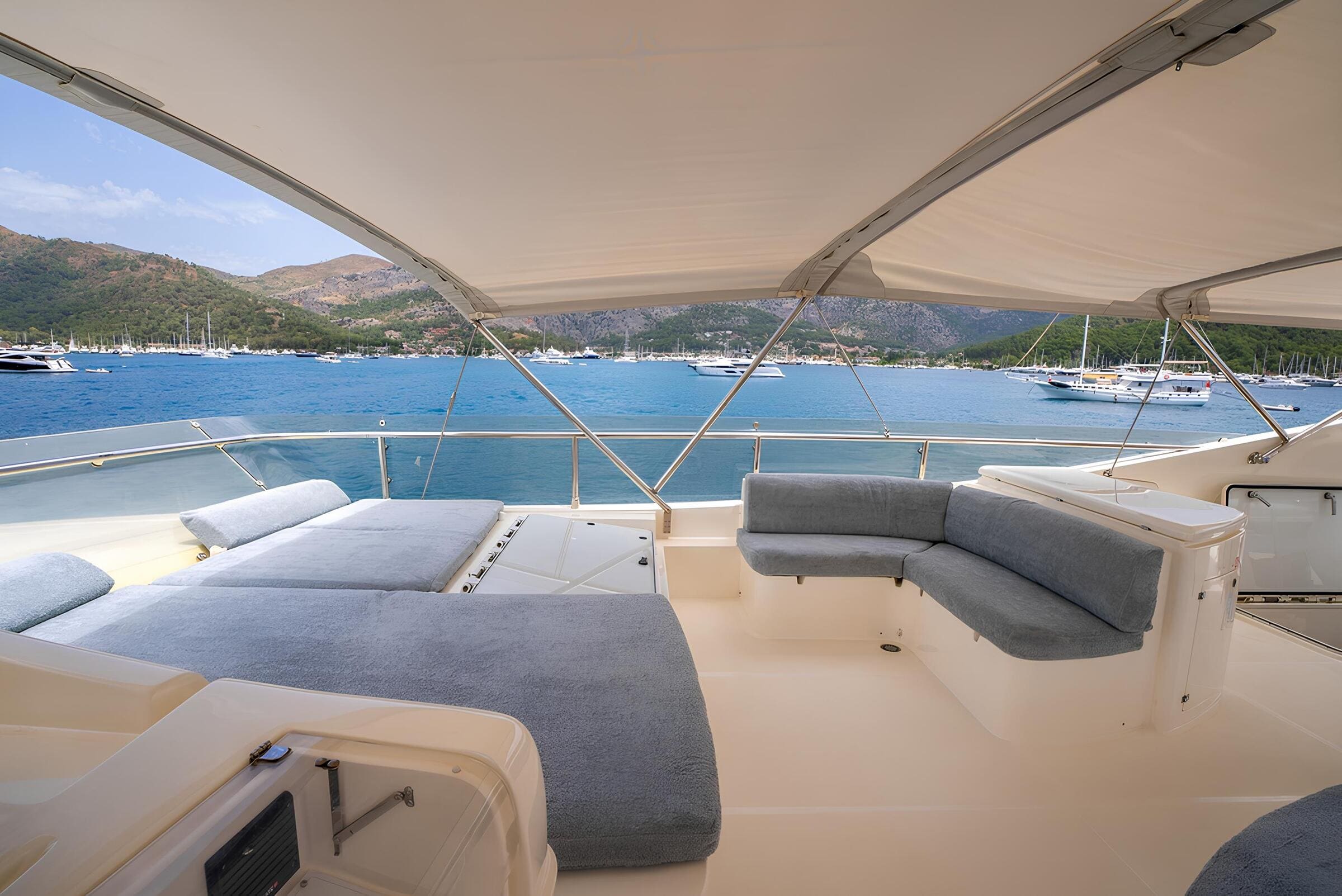 Зона отдыха на флайбридже/Flybridge lounge area