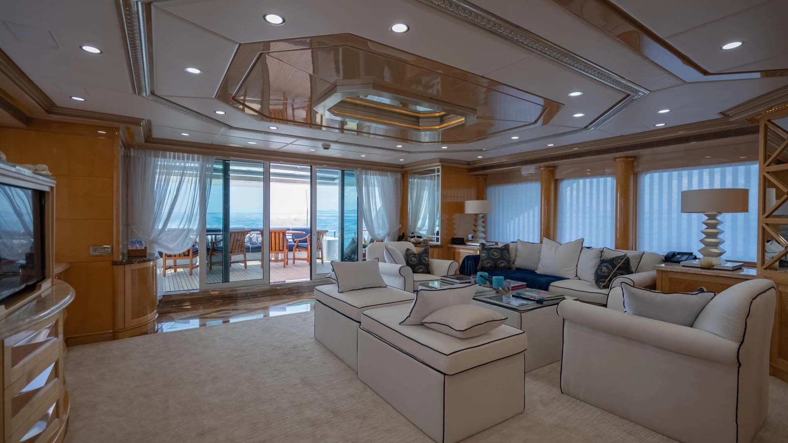 Зона отдыха в главном салоне/Main salon lounge area