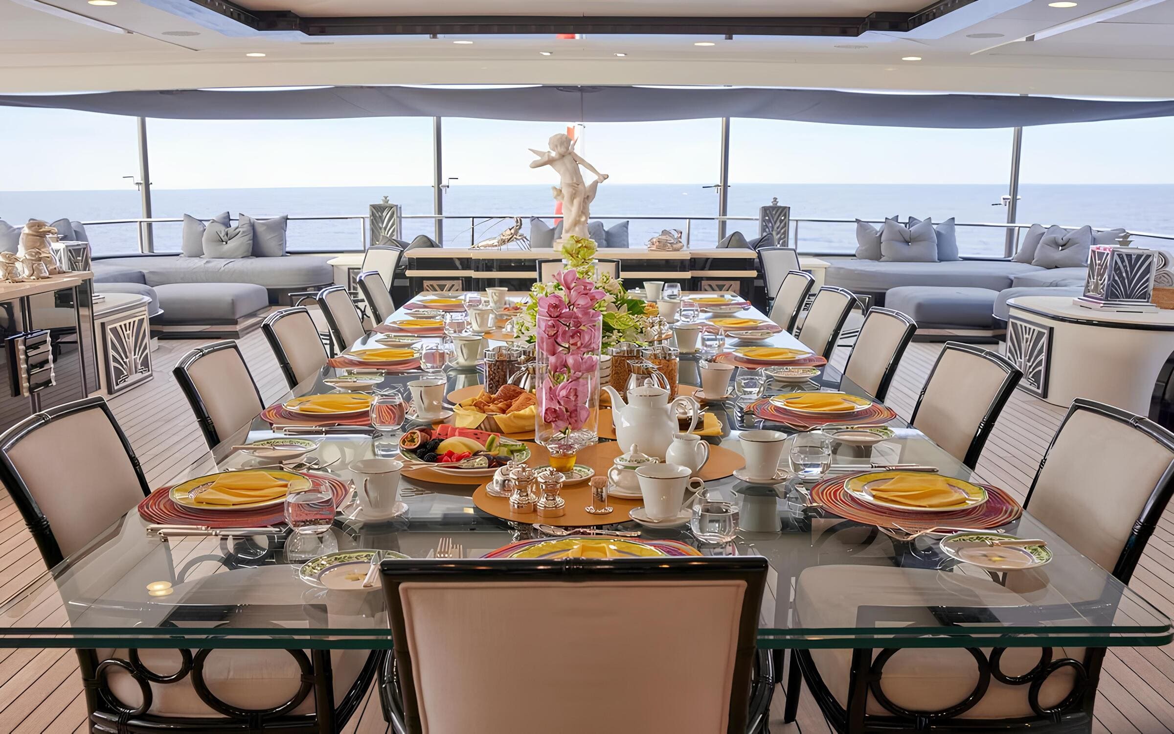 Обеденная зона на корме верхней палубы/Aft upper deck dining area