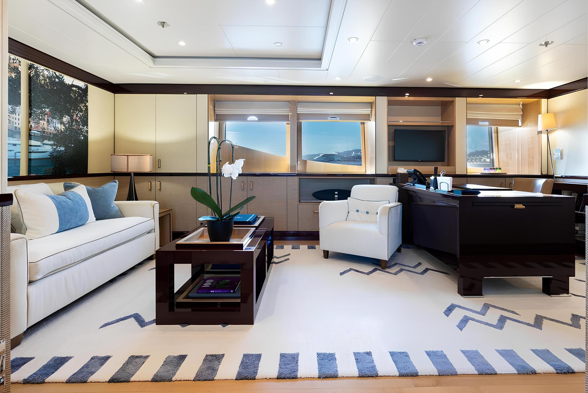 Зона отдыха в каюте владельца/Master cabin lounge area