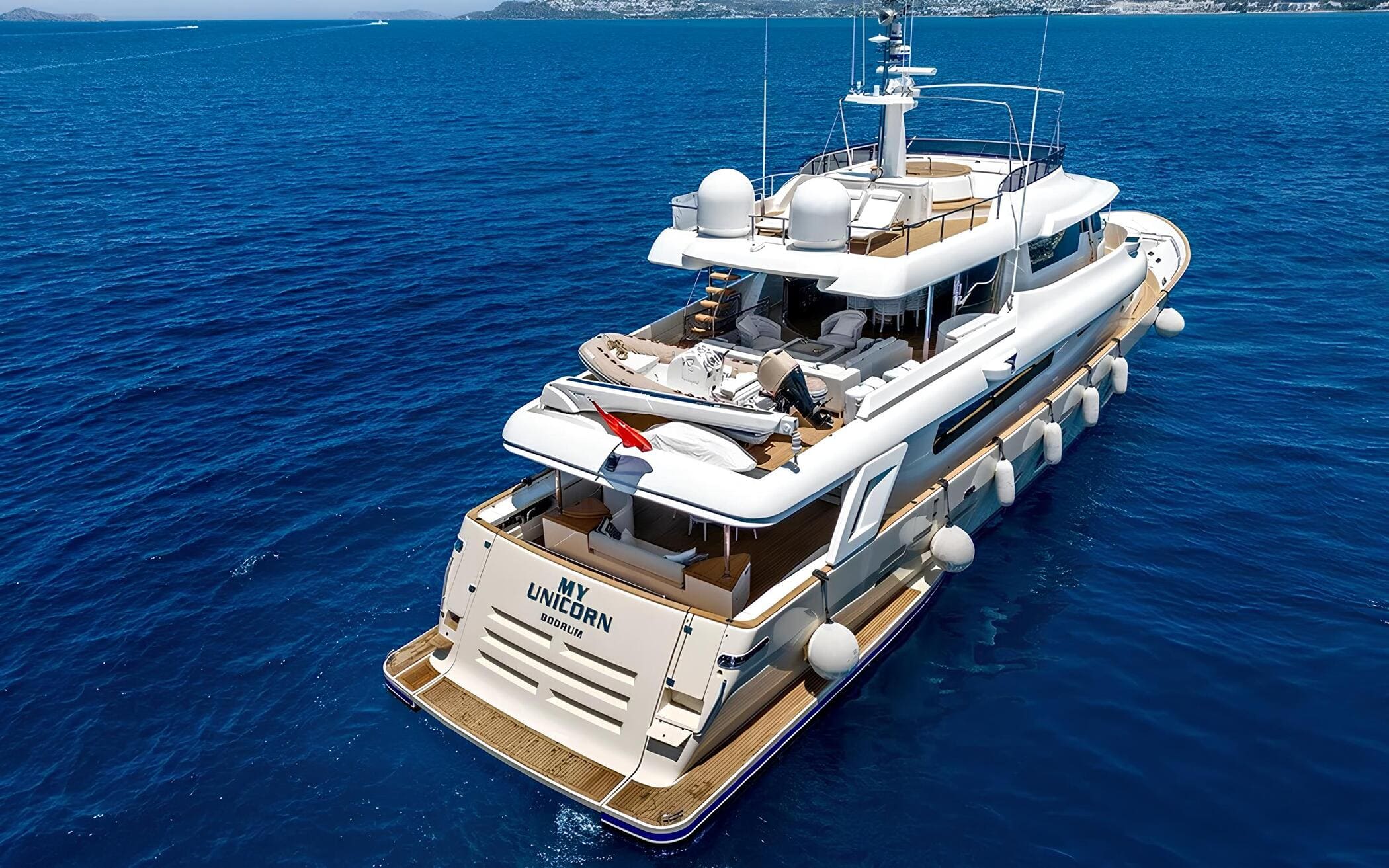 Экстерьер Custom Line Navetta 33 2011 MY UNICORN/Exterior Custom Line Navetta 33 2011 MY UNICORN