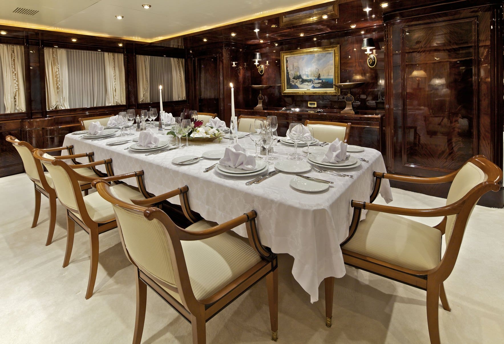 Обеденная зона в главном салоне/Dining area in the main salon